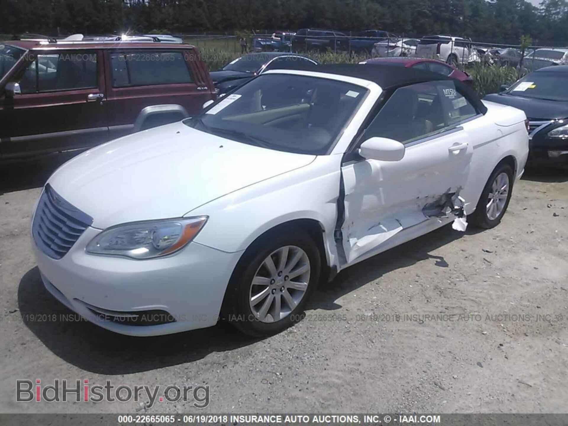 2011 Chrysler 200 - VIN: 1C3BC2EG1BN623722 - Фото 2