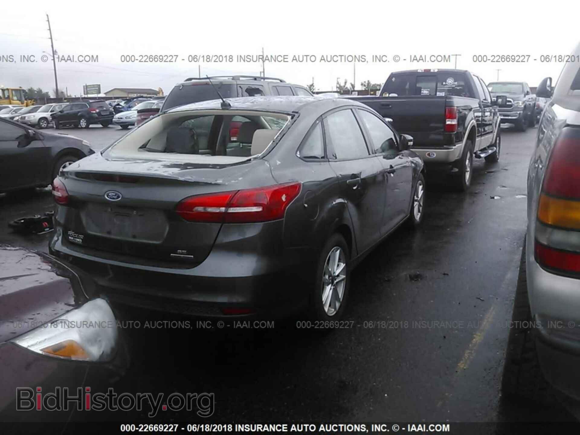 2015 Ford Focus - VIN: 1FADP3F23FL348377 - Photo 4