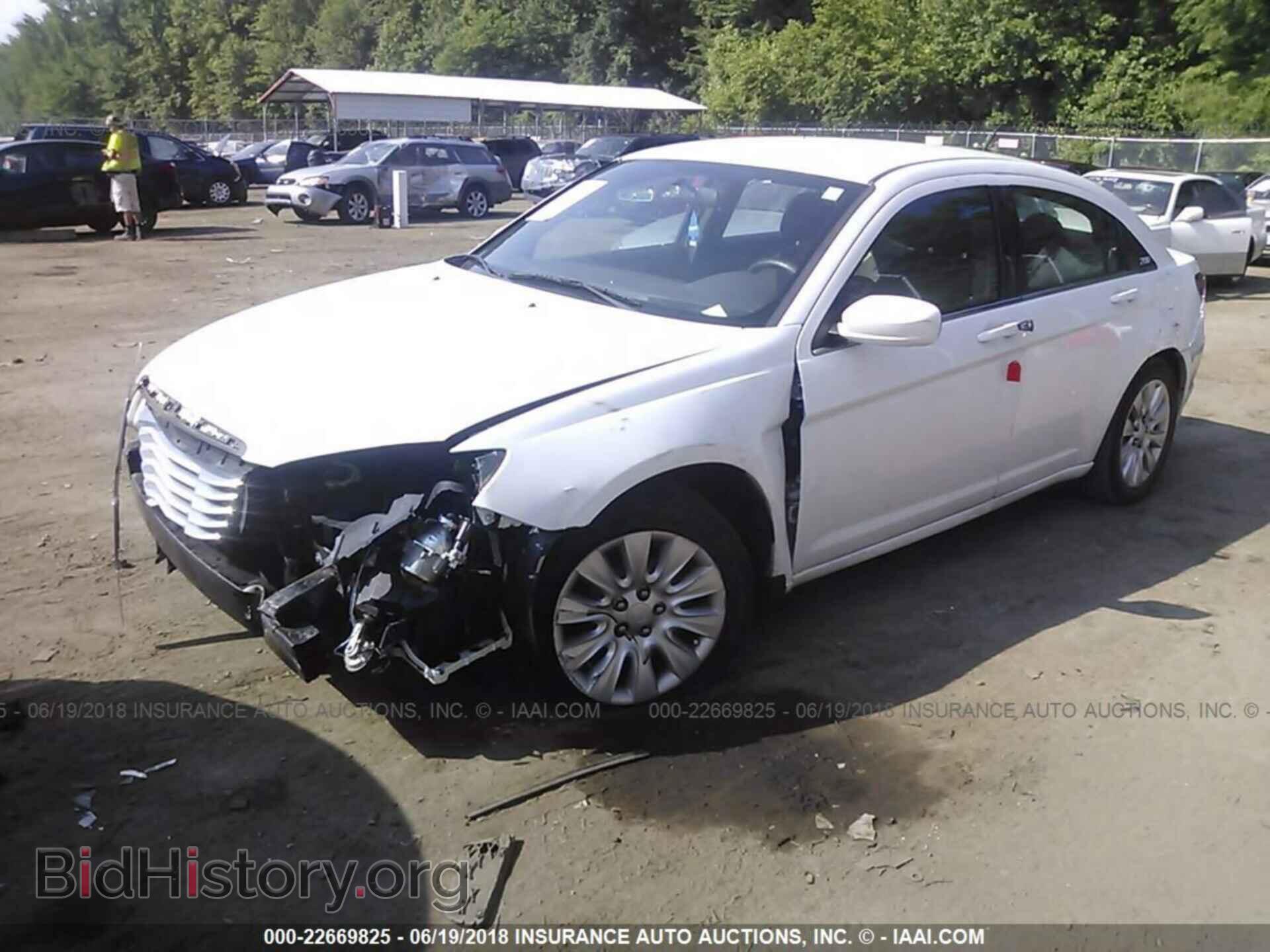 2012 Chrysler 200 - VIN: 1C3CCBAB7CN226287 - Фото 2