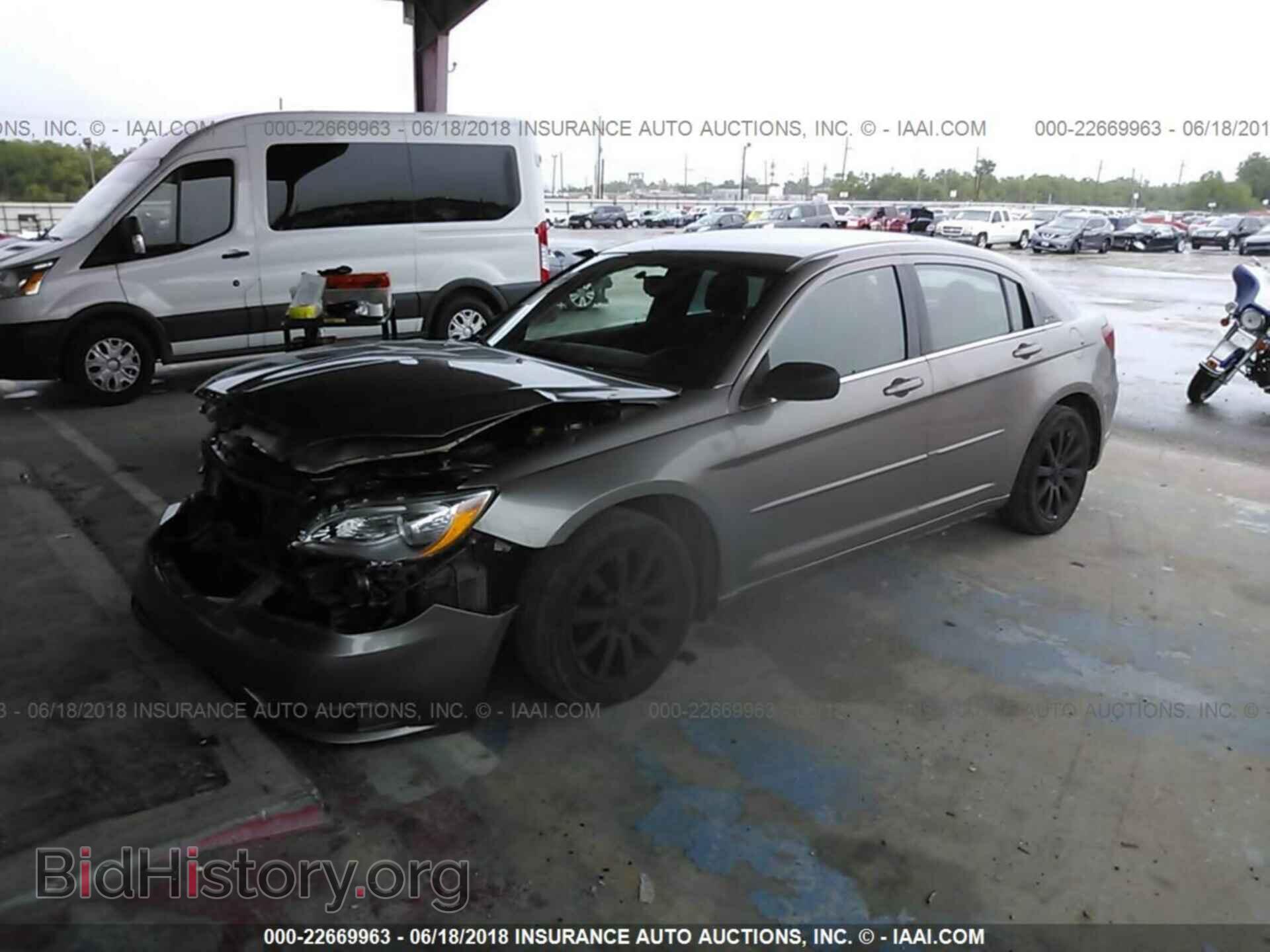 2013 Chrysler 200 - VIN: 1C3CCBBB8DN701977 - Photo 2