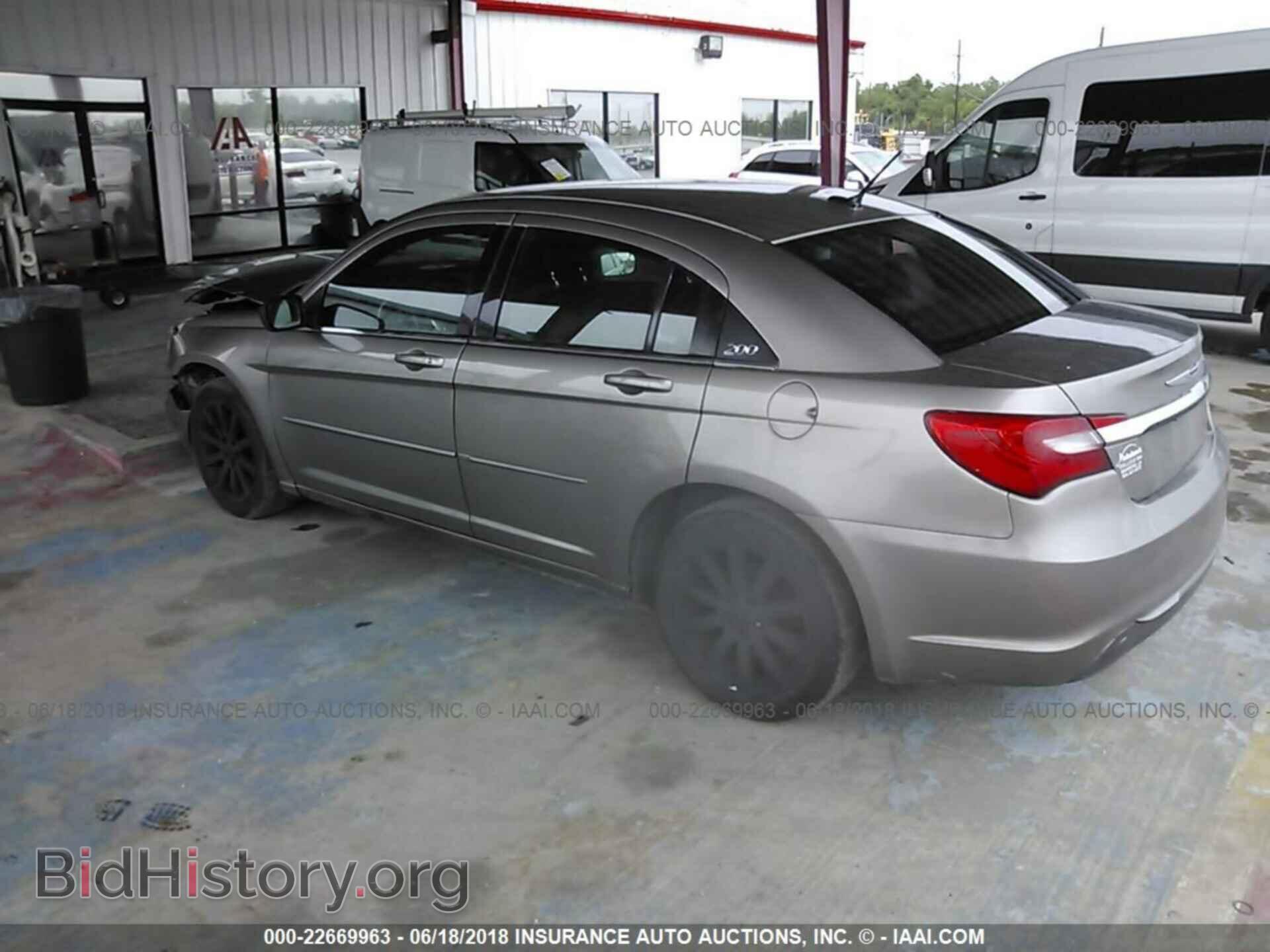2013 Chrysler 200 - VIN: 1C3CCBBB8DN701977 - Photo 3