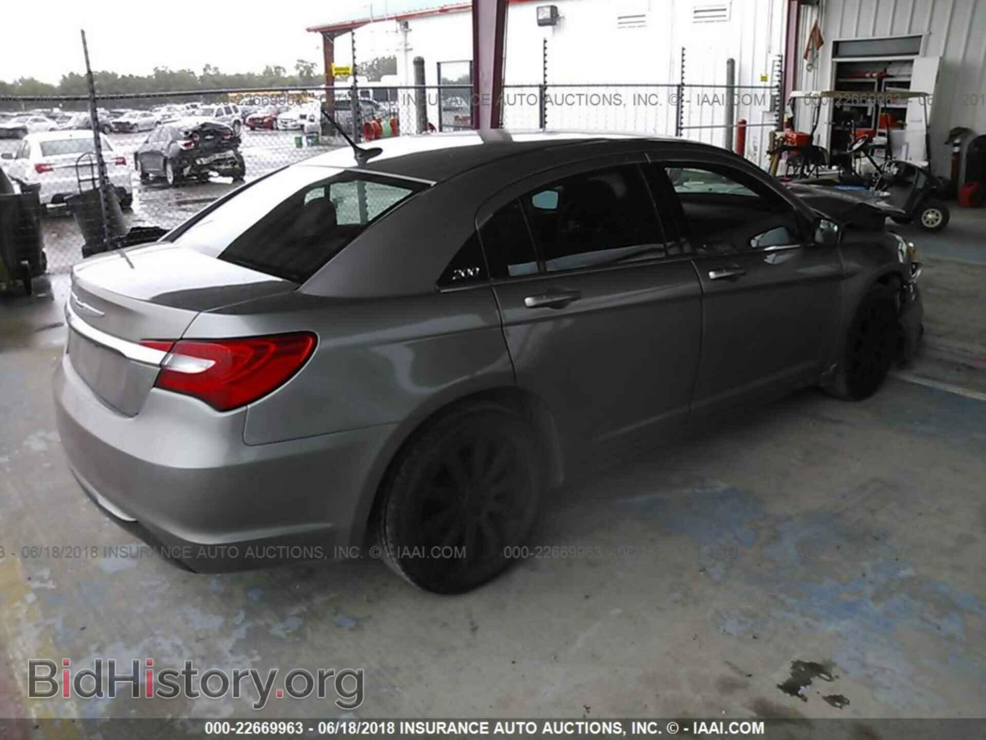 2013 Chrysler 200 - VIN: 1C3CCBBB8DN701977 - Photo 4