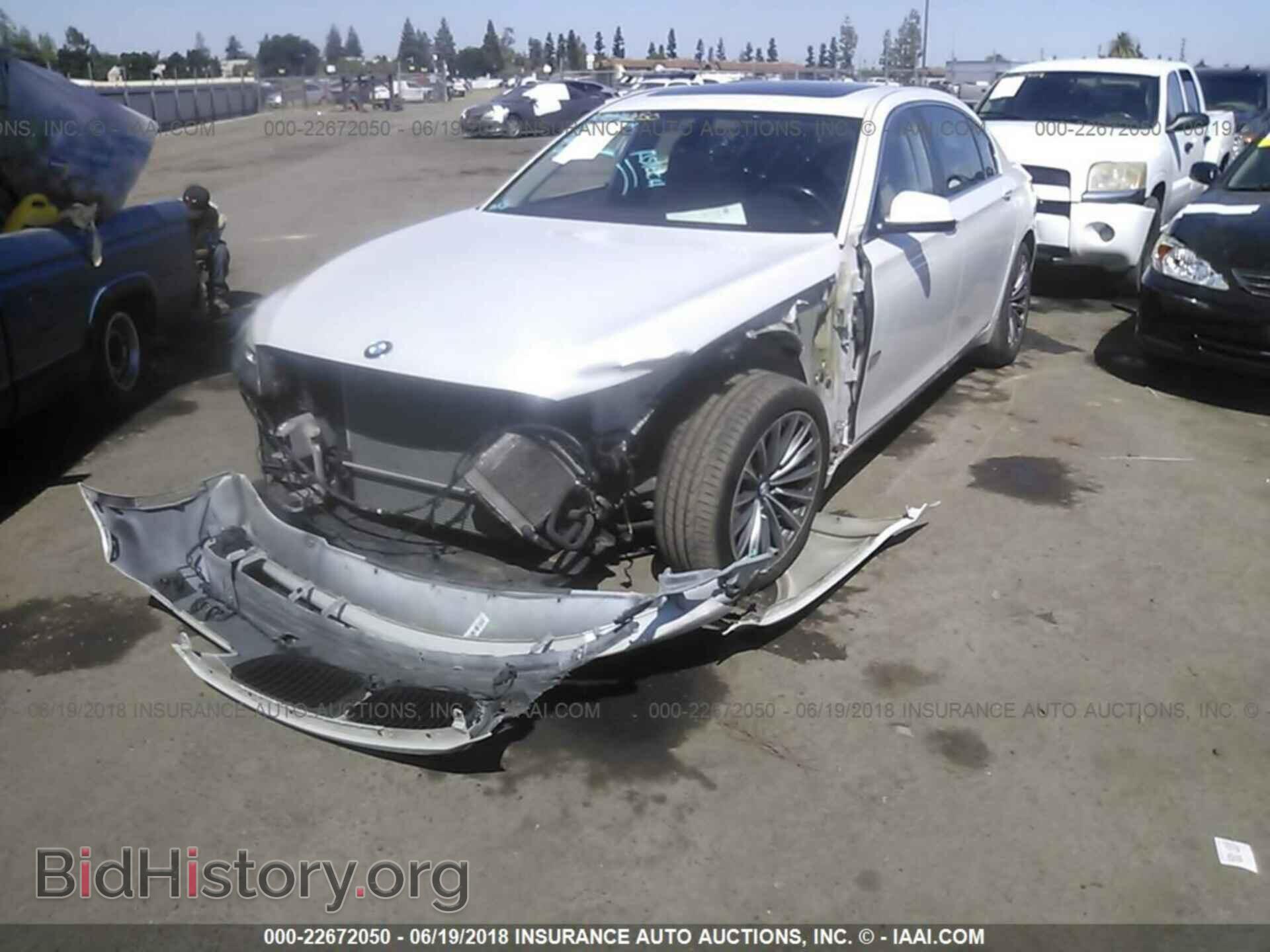2011 BMW 740 - VIN: WBAKB4C55BC392764 - Фото 2