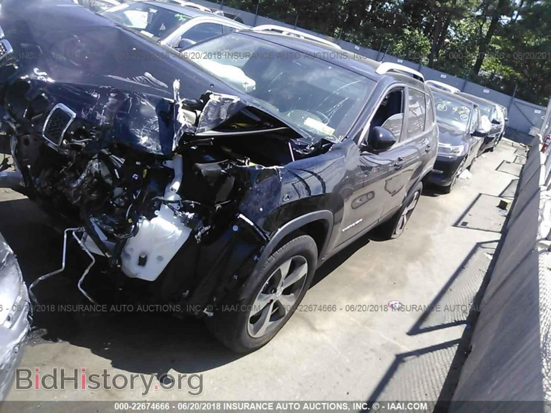 2019 Jeep Cherokee - VIN: 1C4PJMDX5KD135268 - Photo 2