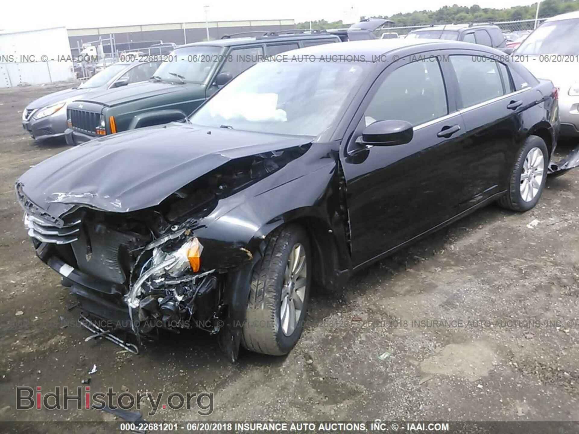2013 Chrysler 200 - VIN: 1C3CCBBB6DN653153 - Фото 2