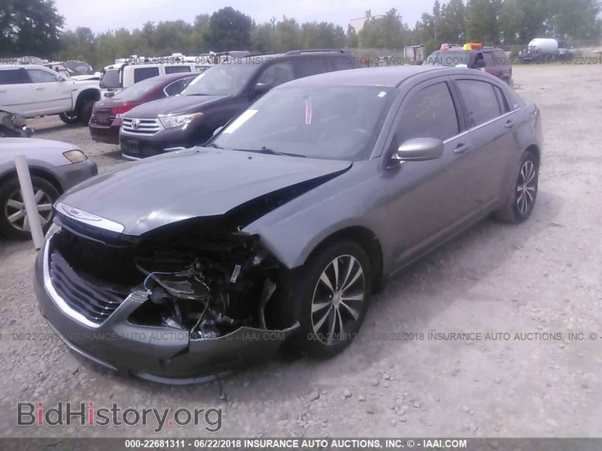 2013 Chrysler 200 - VIN: 1C3CCBCG3DN585565 - Photo 2