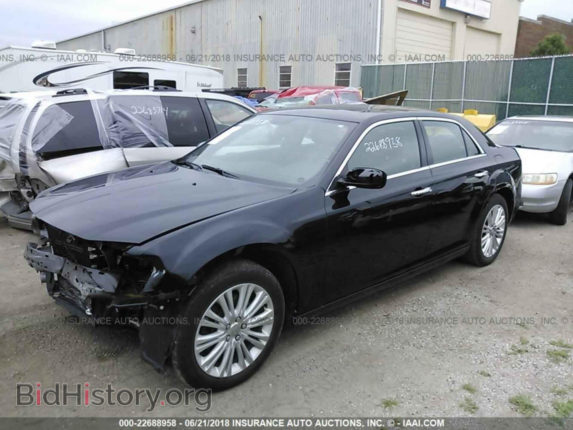 2014 Chrysler 300c - VIN: 2C3CCAKG0EH203840 - Фото 2