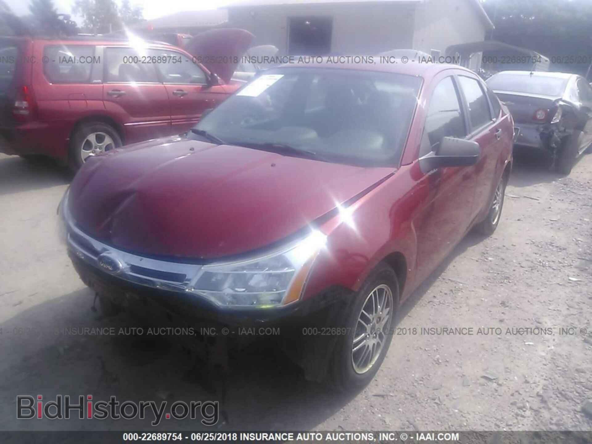 2011 Ford Focus - VIN: 1FAHP3FN4BW190331 - Фото 2