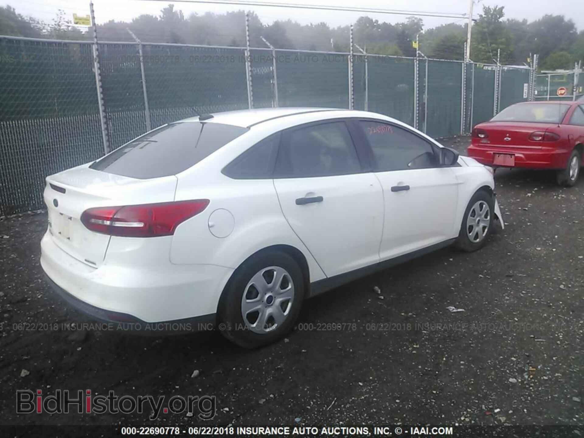 2015 Ford Focus - VIN: 1FADP3E22FL340045 - Photo 4