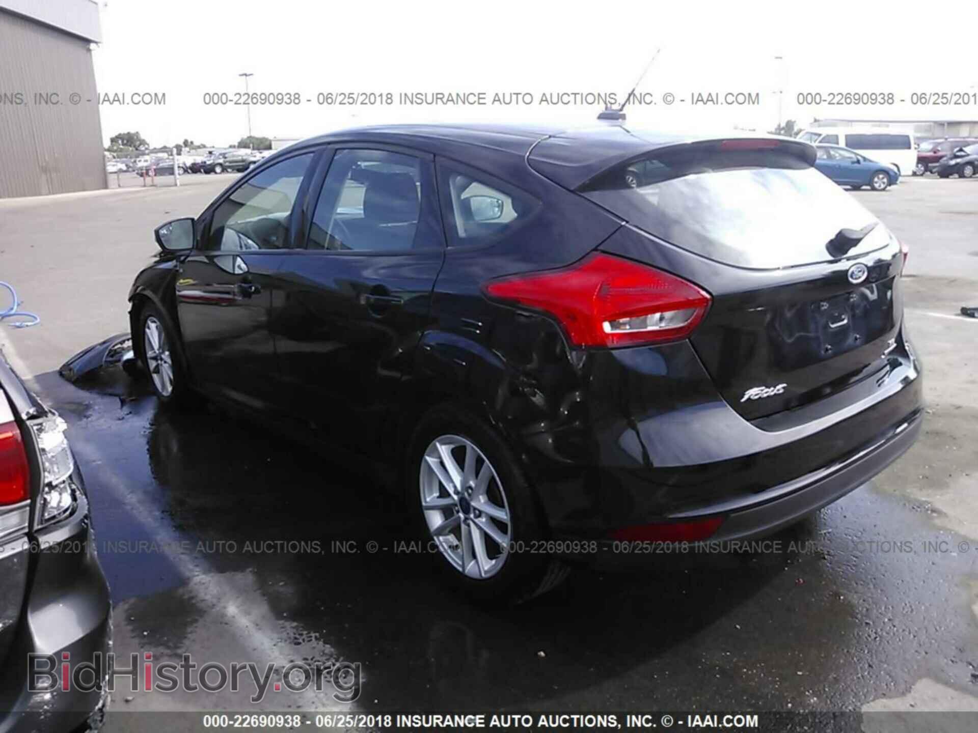 2016 Ford Focus - VIN: 1FADP3K29GL306092 - Photo 3