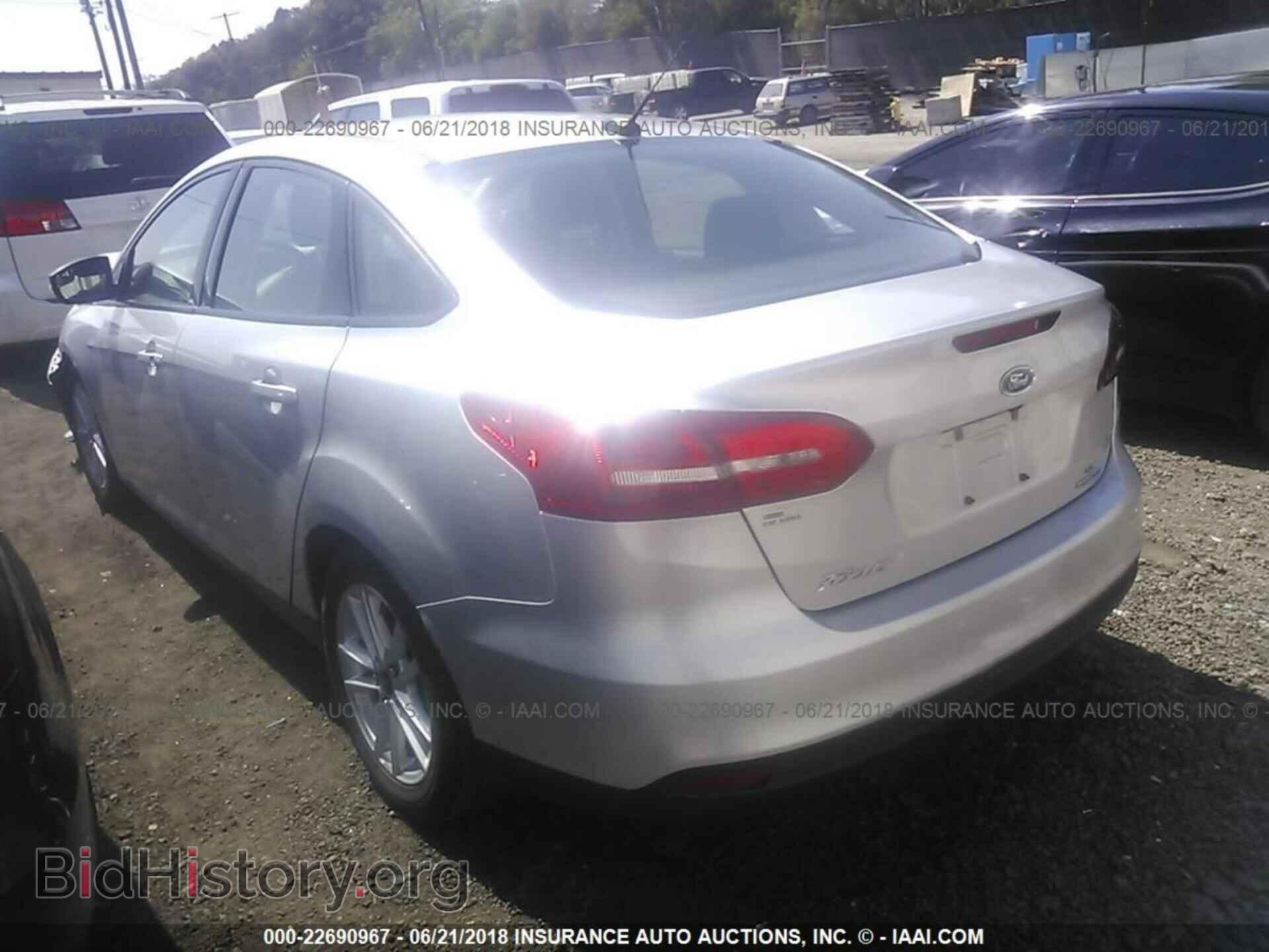 2016 Ford Focus - VIN: 1FADP3F29GL284900 - Photo 3