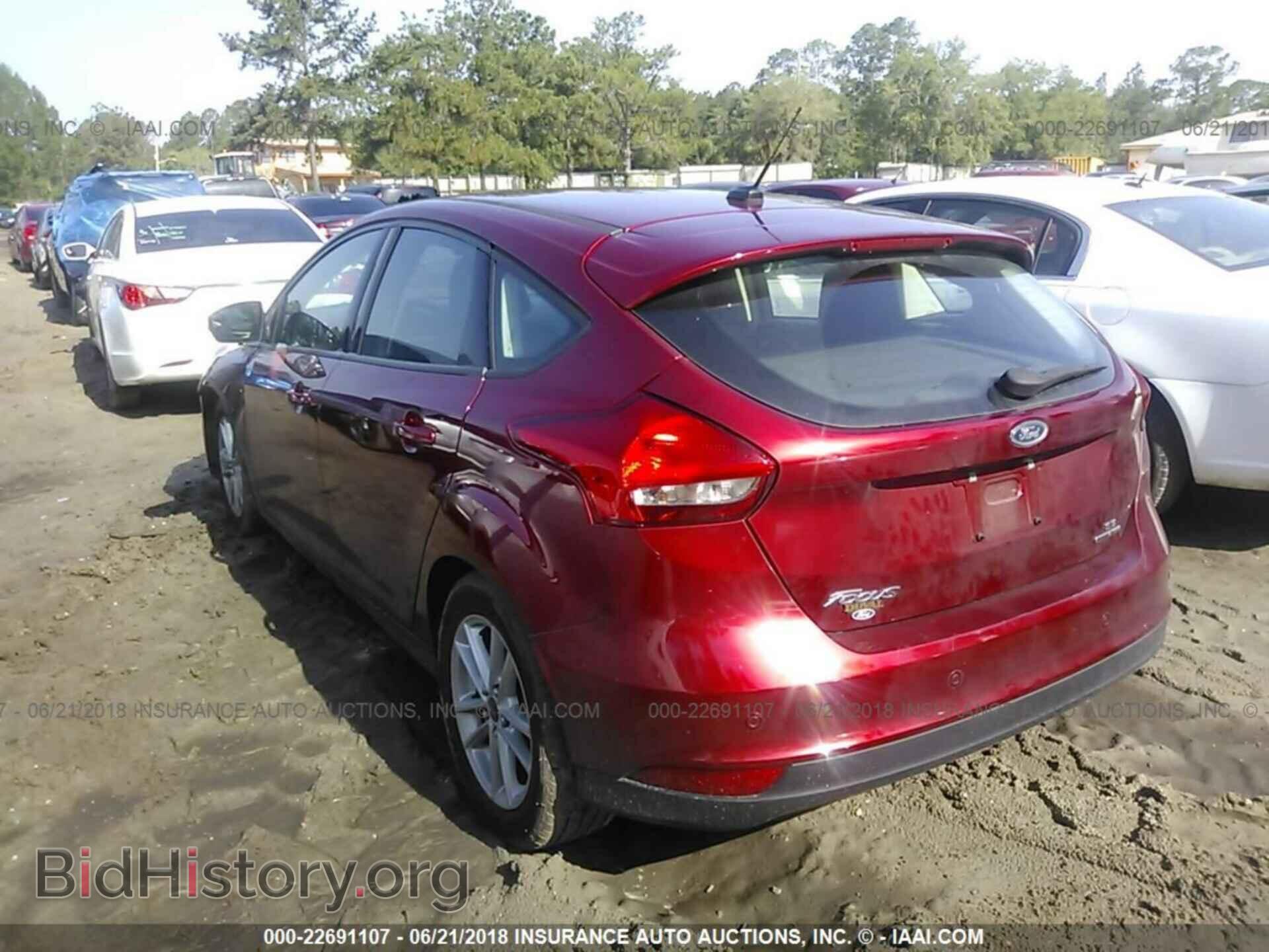 2016 Ford Focus - VIN: 1FADP3K2XGL241981 - Photo 3