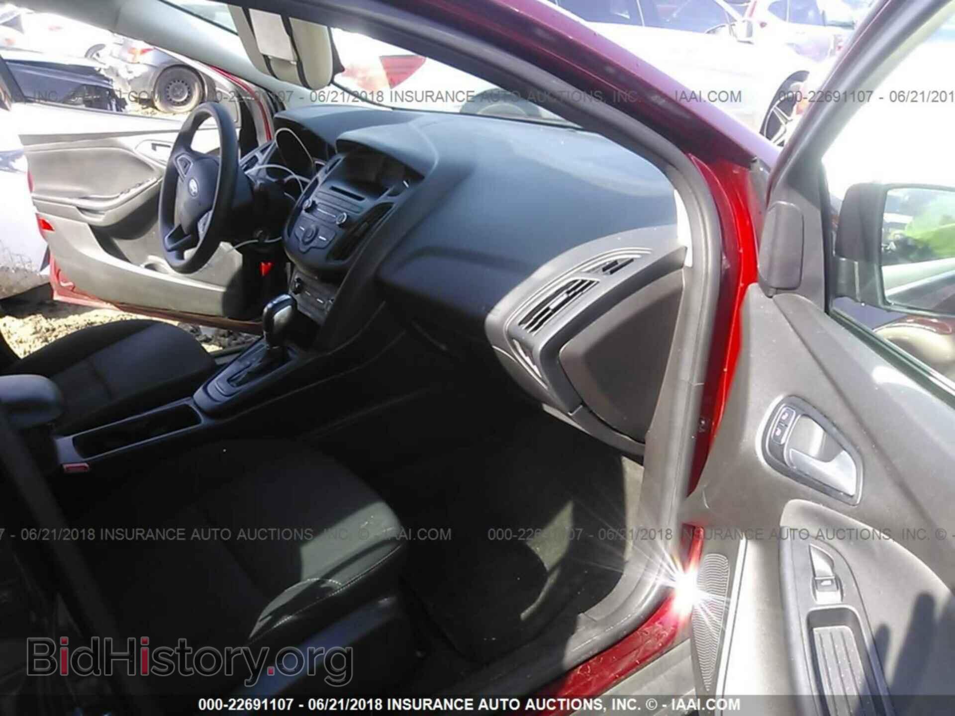 2016 Ford Focus - VIN: 1FADP3K2XGL241981 - Photo 5