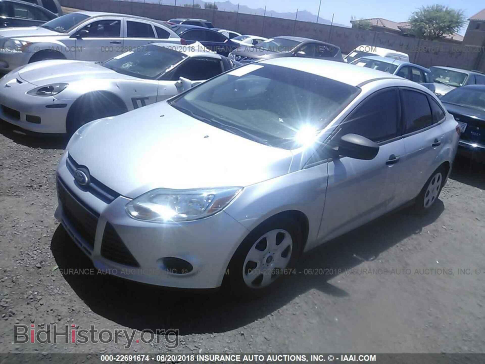 2014 Ford Focus - VIN: 1FADP3E25EL231187 - Фото 2