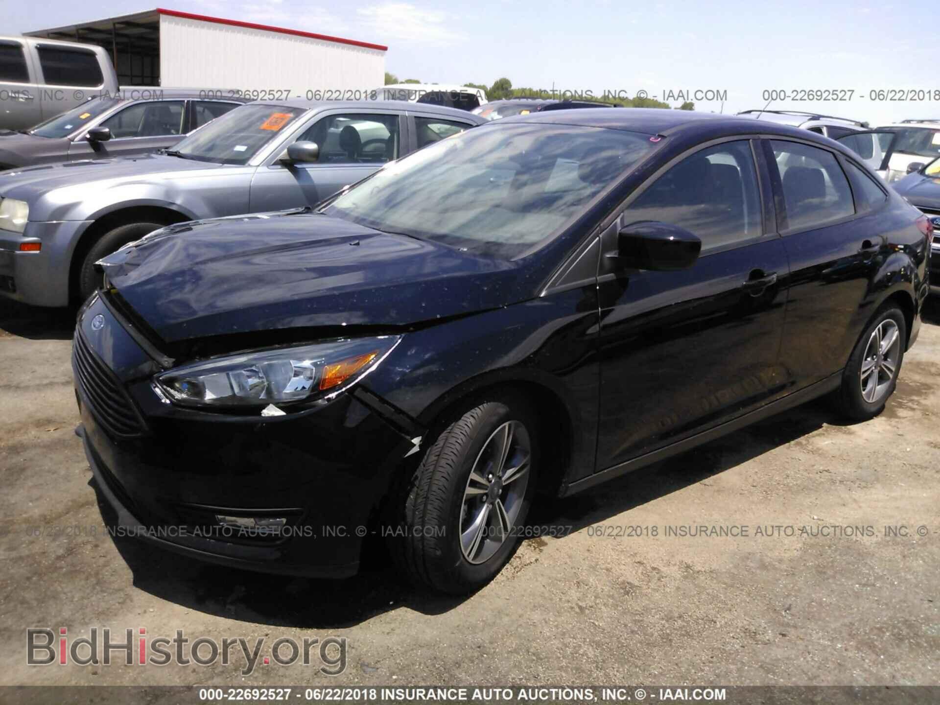 2018 Ford Focus - VIN: 1FADP3FE0JL255173 - Фото 2