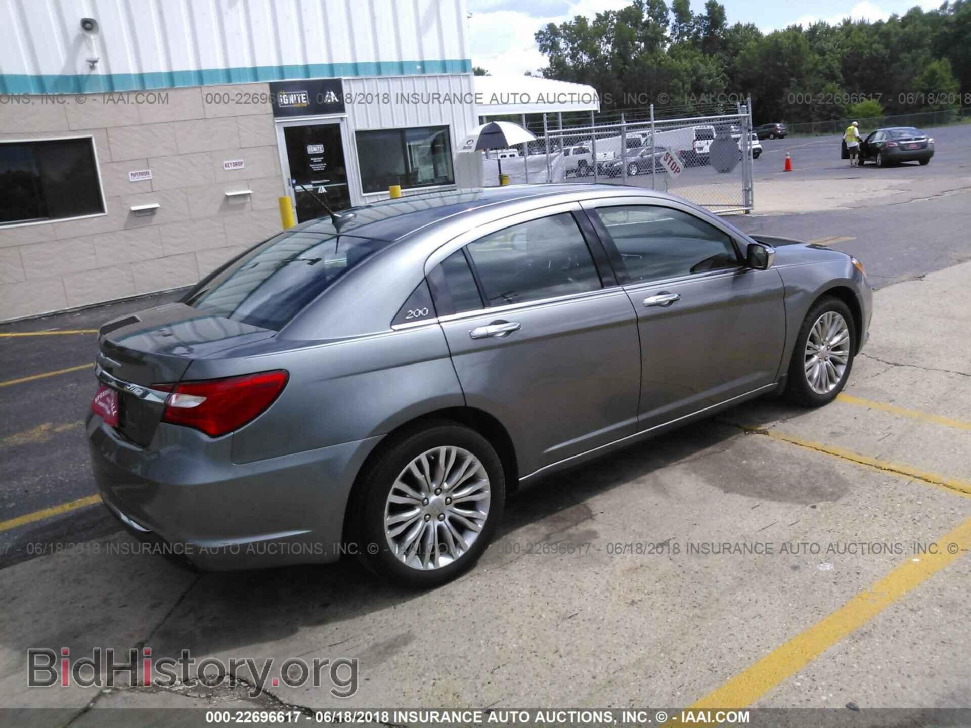 2013 Chrysler 200 - VIN: 1C3CCBCG7DN516183 - Photo 4