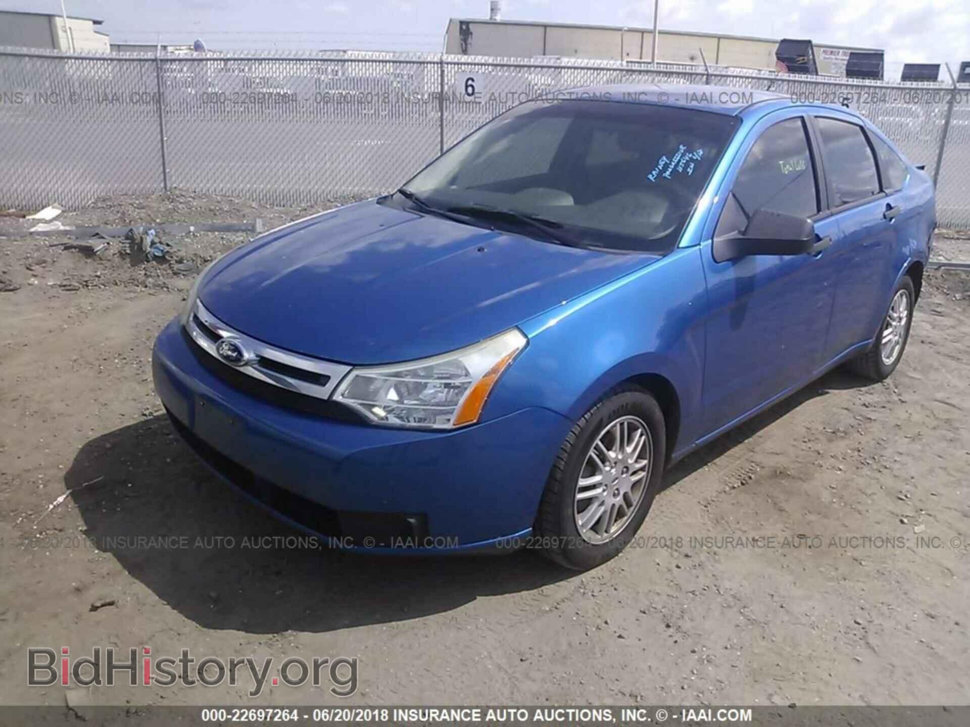 2011 Ford Focus - VIN: 1FAHP3FN8BW143223 - Photo 2