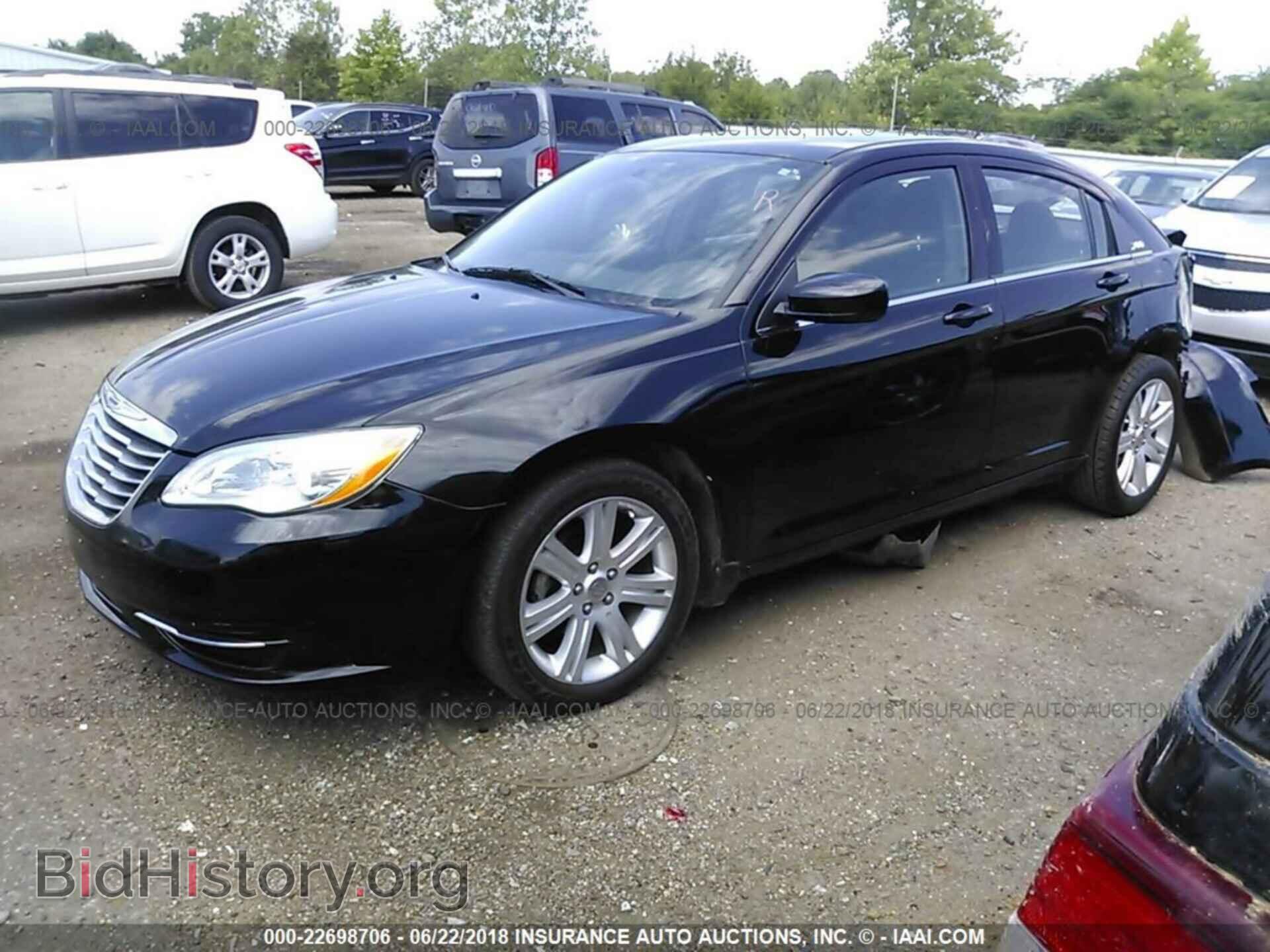 2013 Chrysler 200 - VIN: 1C3CCBAB9DN640804 - Фото 2