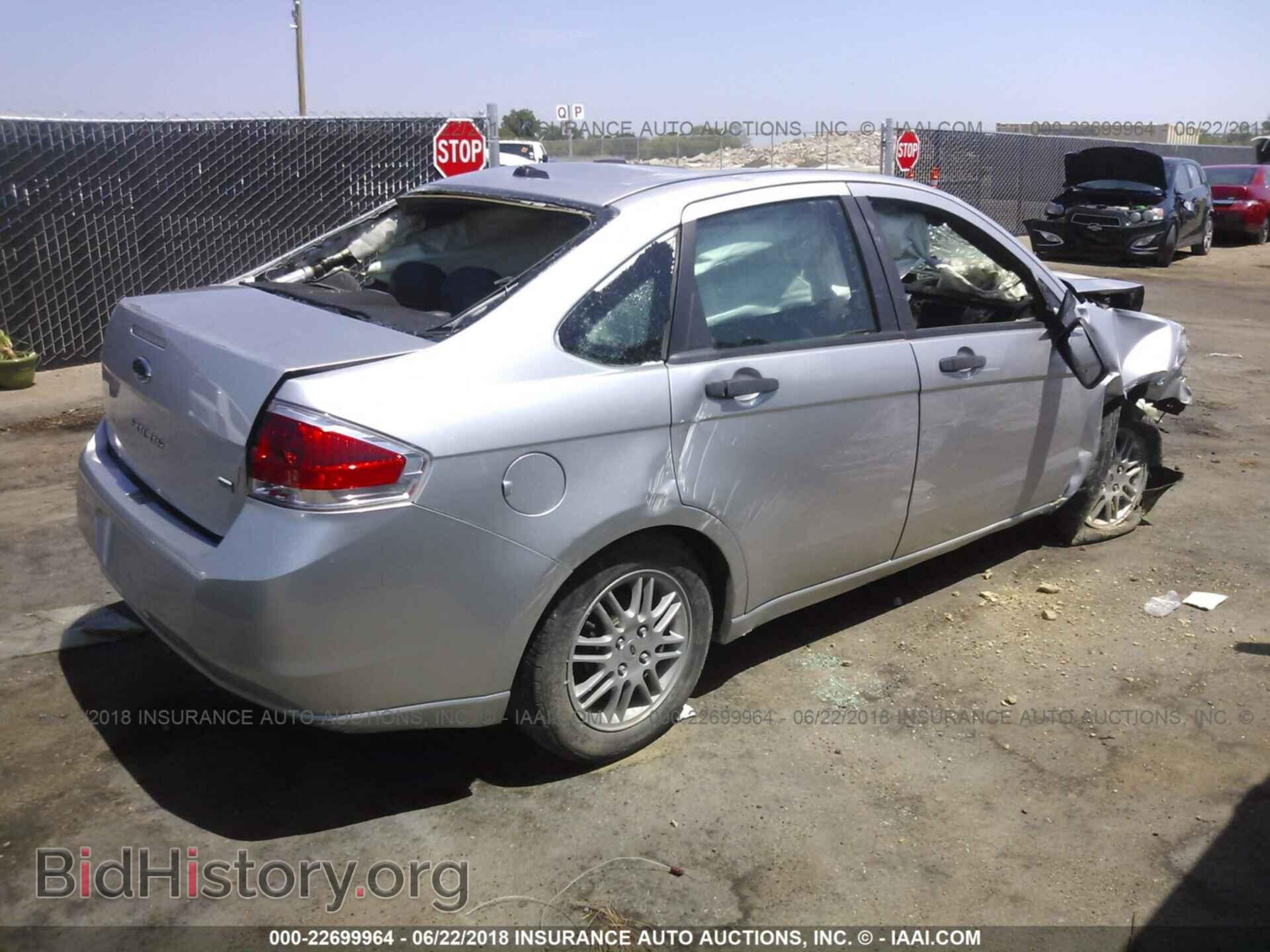 2011 Ford Focus - VIN: 1FAHP3FN3BW136566 - Photo 4