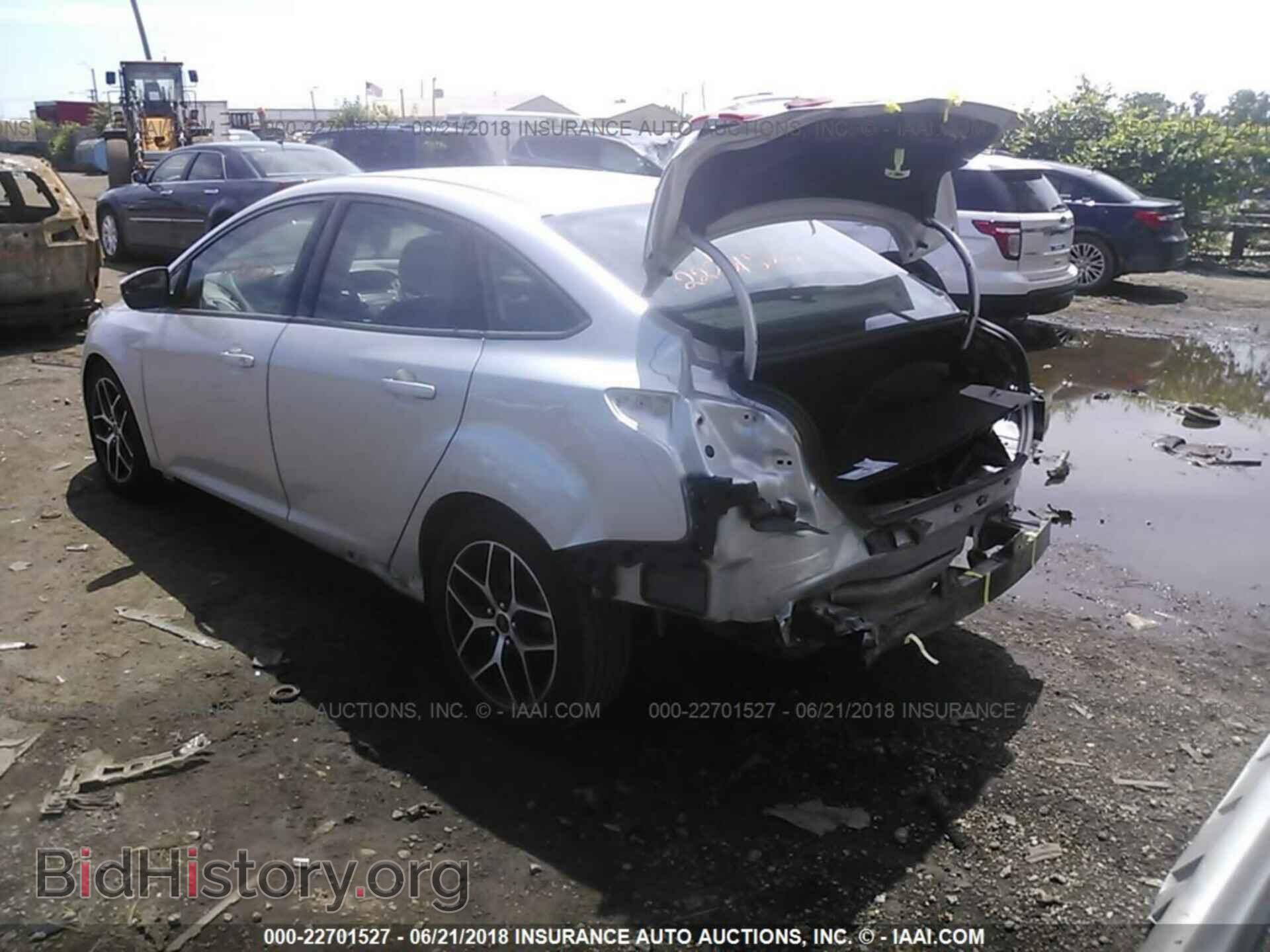 2016 Ford Focus - VIN: 1FADP3F23GL244666 - Photo 3