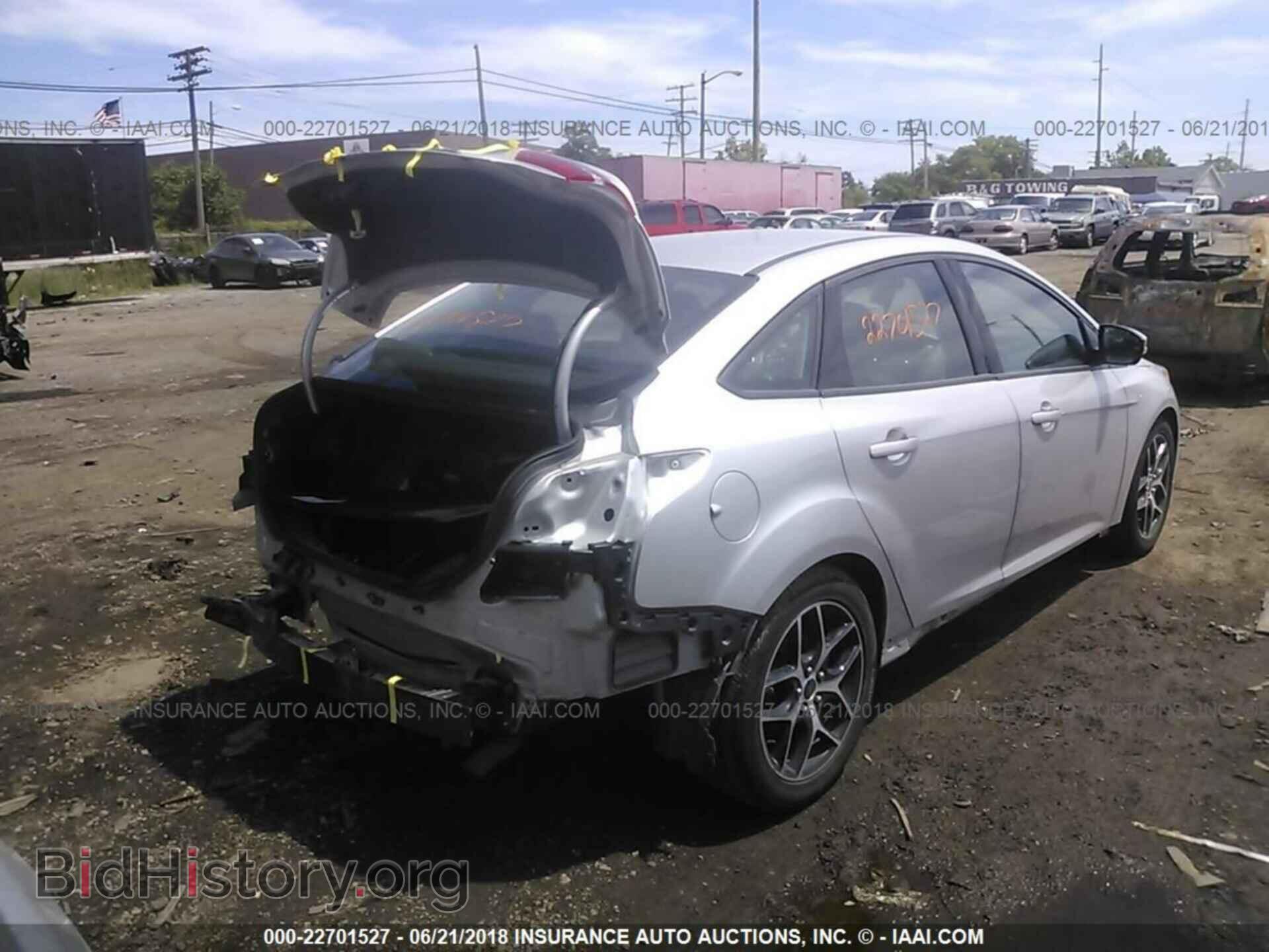 2016 Ford Focus - VIN: 1FADP3F23GL244666 - Photo 4