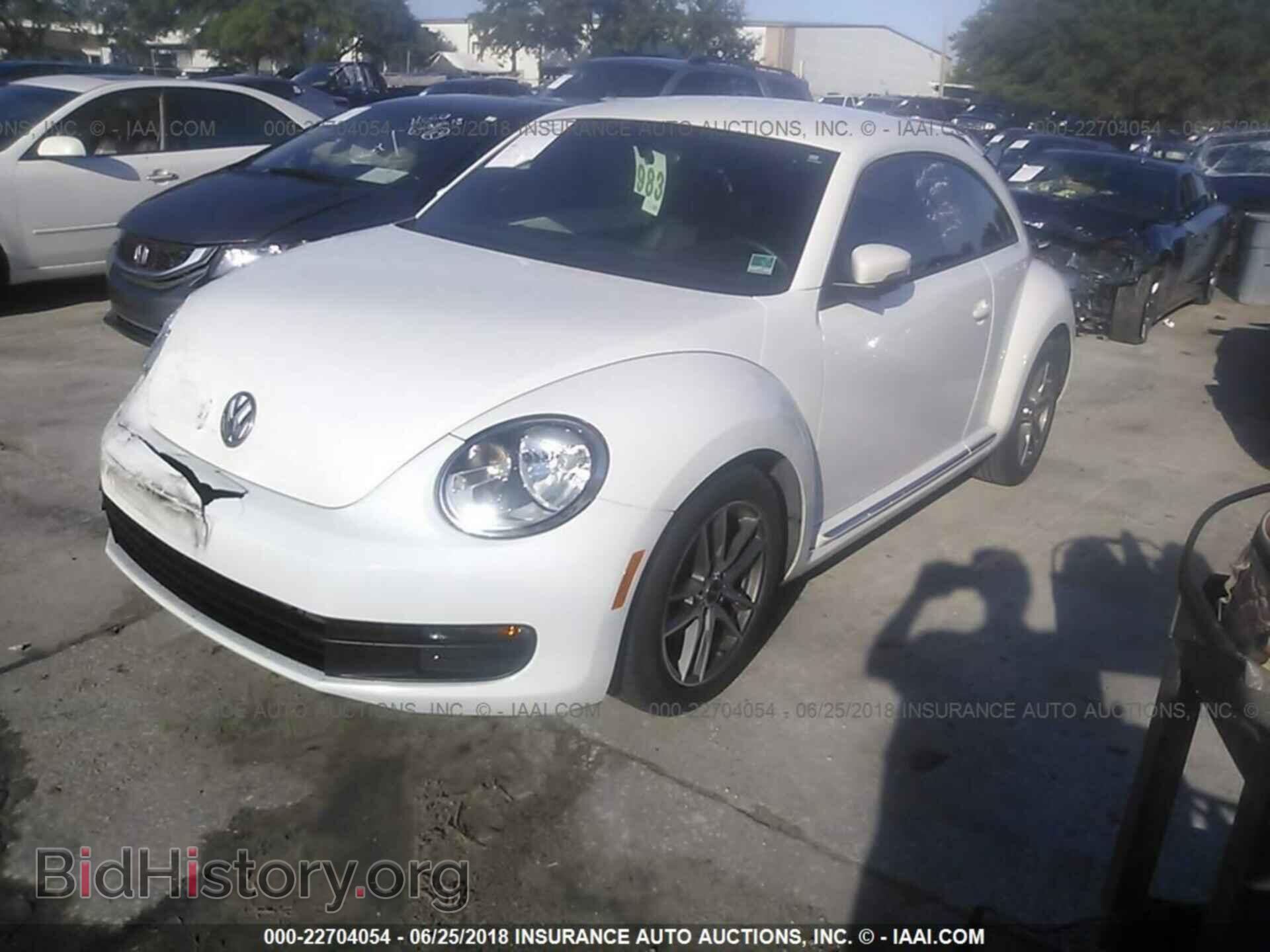 2012 Volkswagen Beetle - VIN: 3VWJP7AT8CM641154 - Фото 2