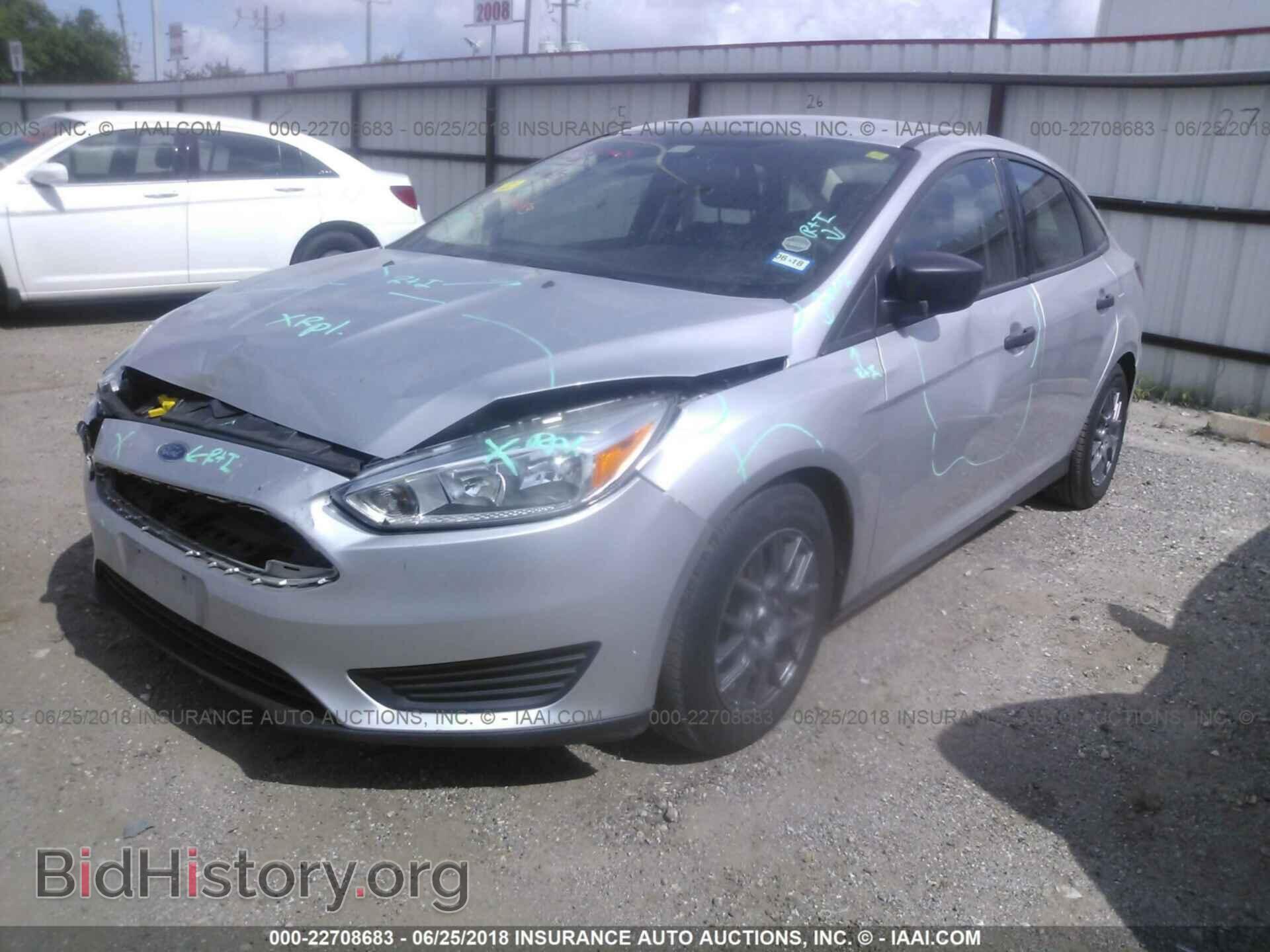 2016 Ford Focus - VIN: 1FADP3E26GL252942 - Photo 2
