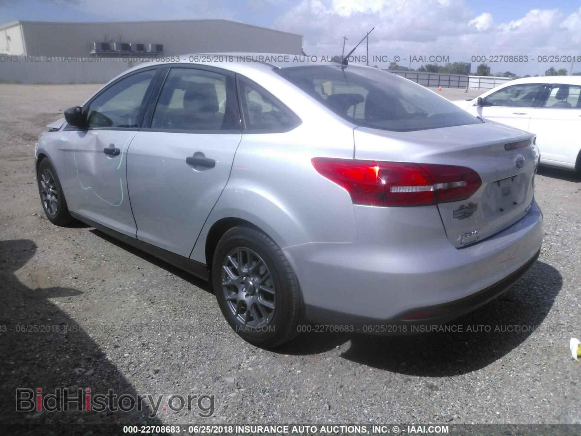 2016 Ford Focus - VIN: 1FADP3E26GL252942 - Photo 3