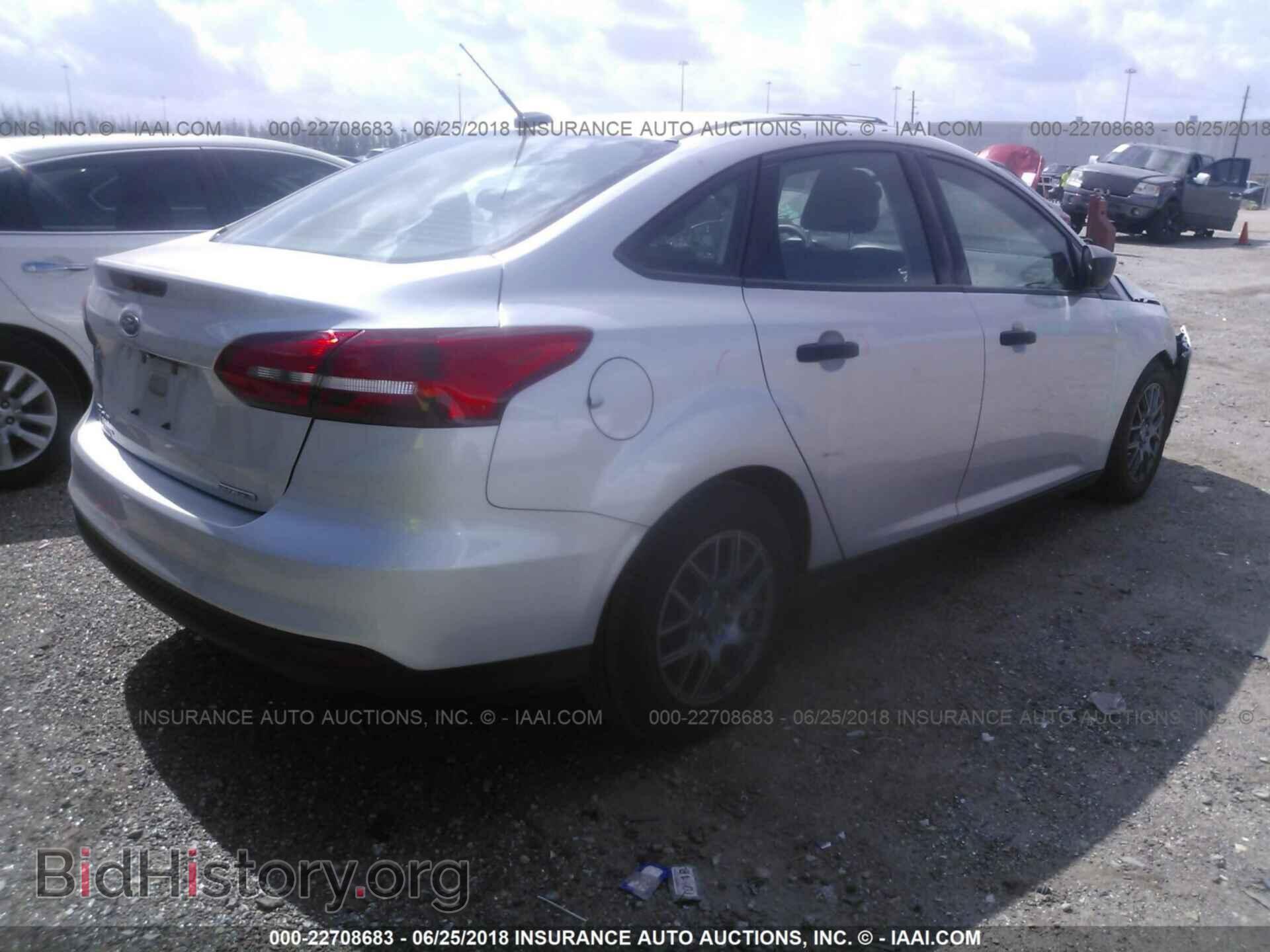 2016 Ford Focus - VIN: 1FADP3E26GL252942 - Photo 4