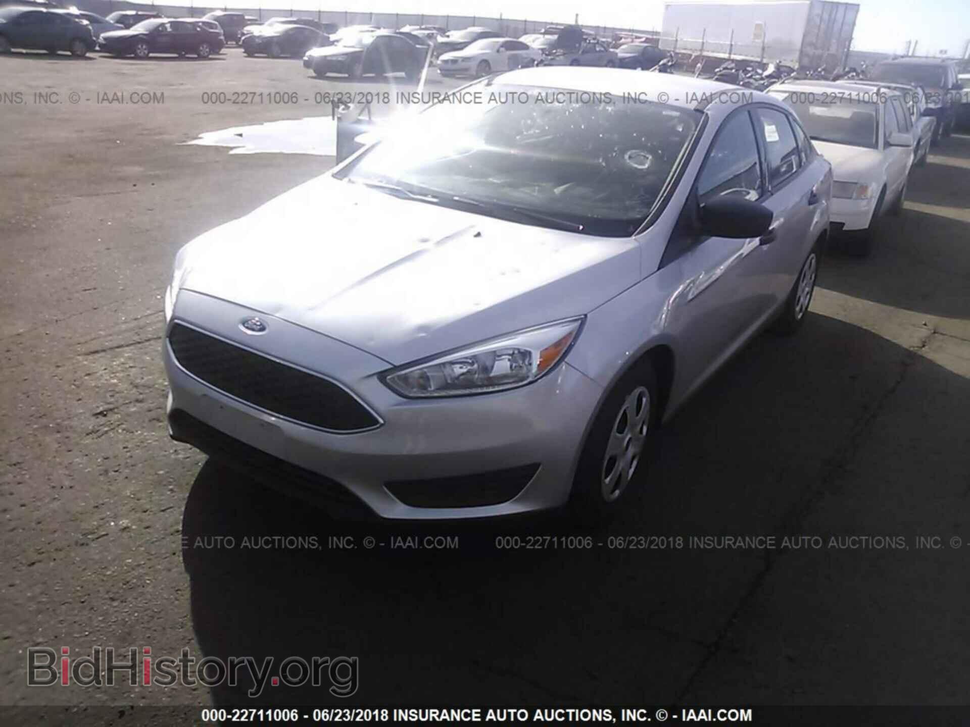 2017 Ford Focus - VIN: 1FADP3E26HL324952 - Photo 2