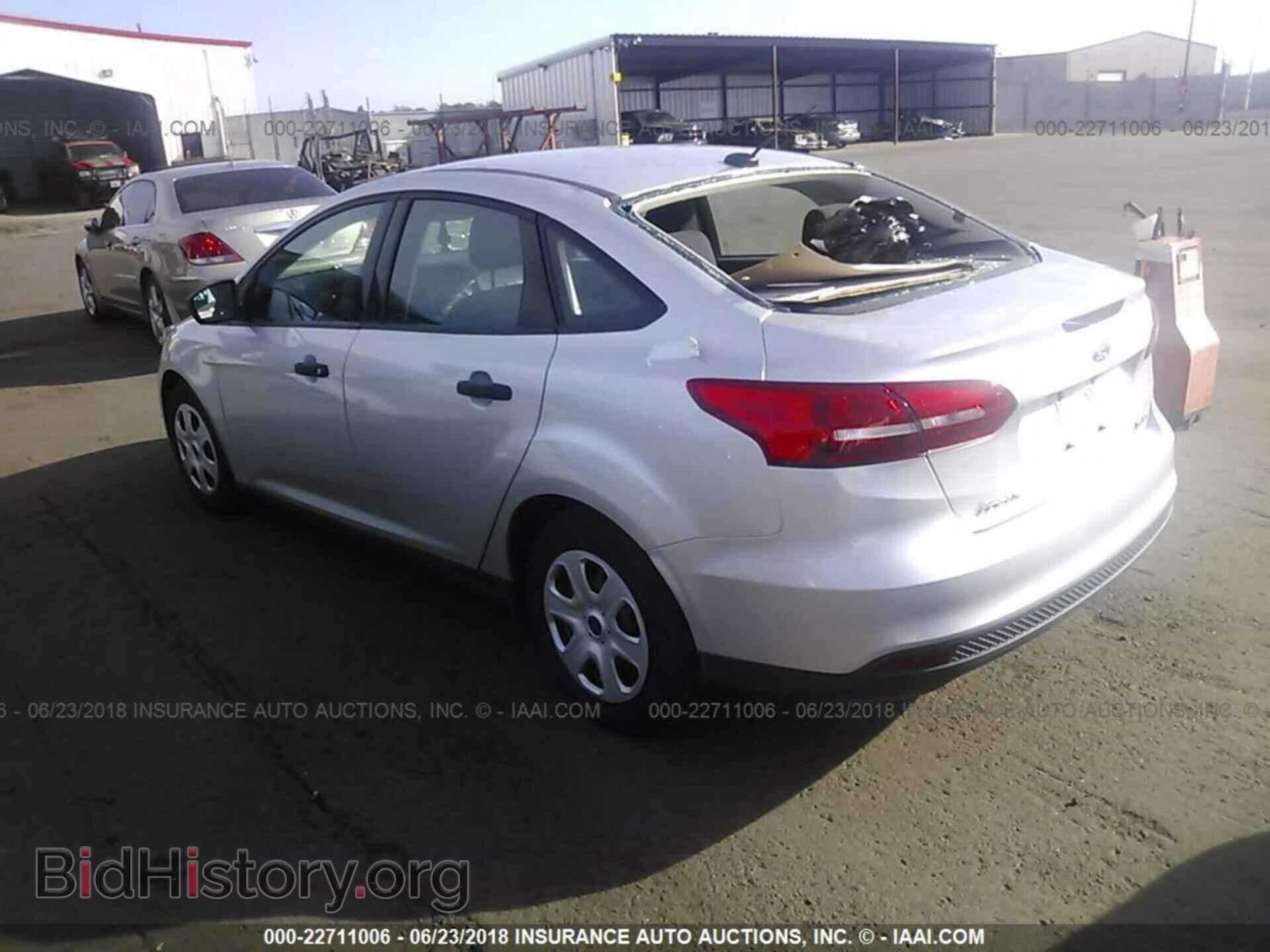 2017 Ford Focus - VIN: 1FADP3E26HL324952 - Photo 3