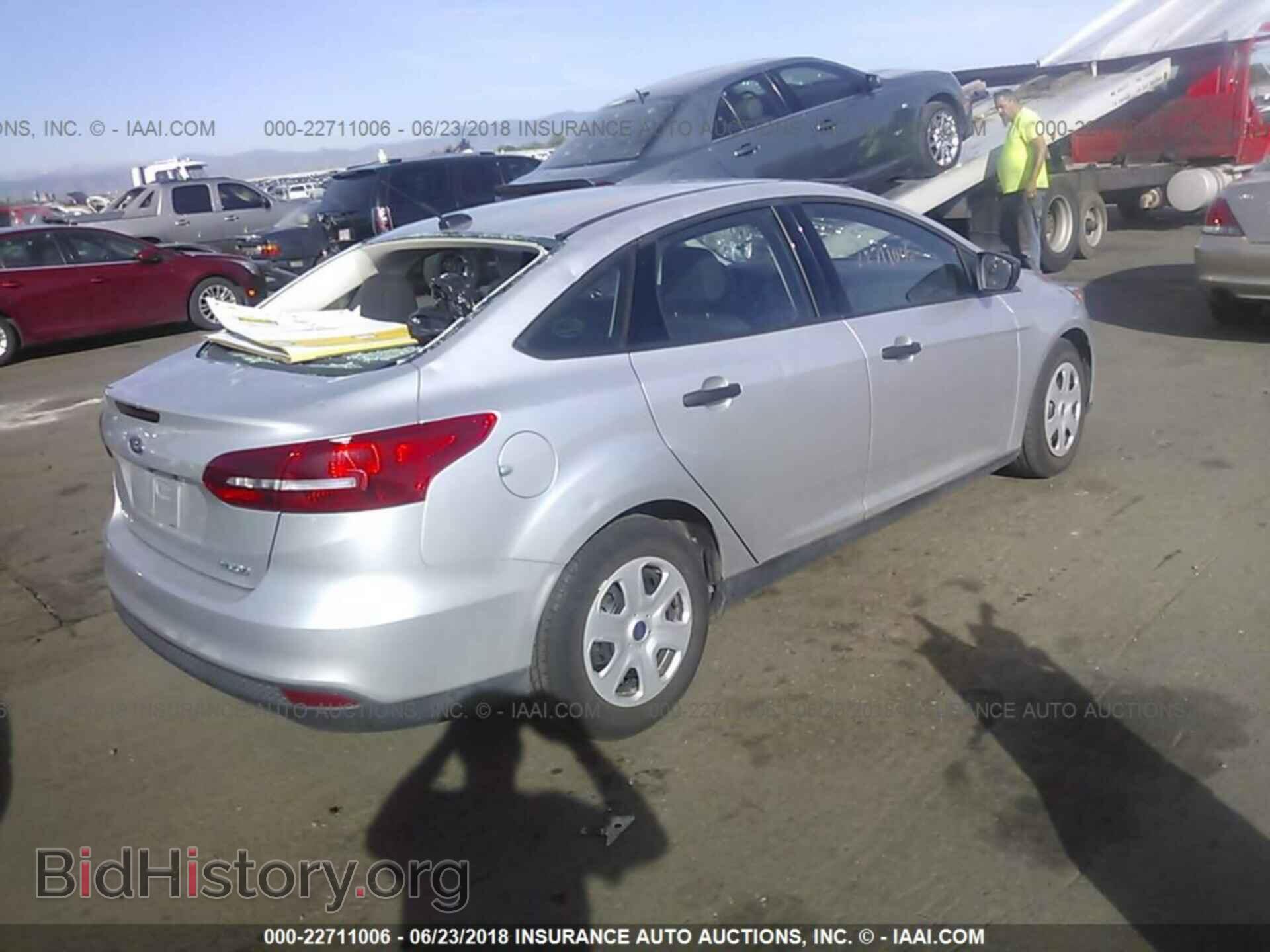 2017 Ford Focus - VIN: 1FADP3E26HL324952 - Photo 4