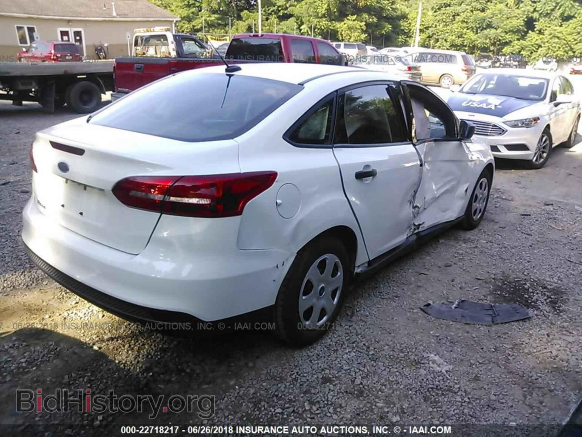 2017 Ford Focus - VIN: 1FADP3E27HL323728 - Photo 4