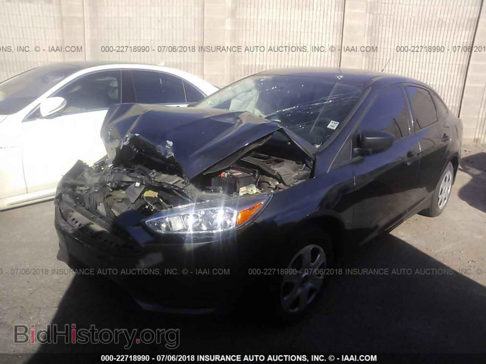 2016 Ford Focus - VIN: 1FADP3E23GL258522 - Photo 2