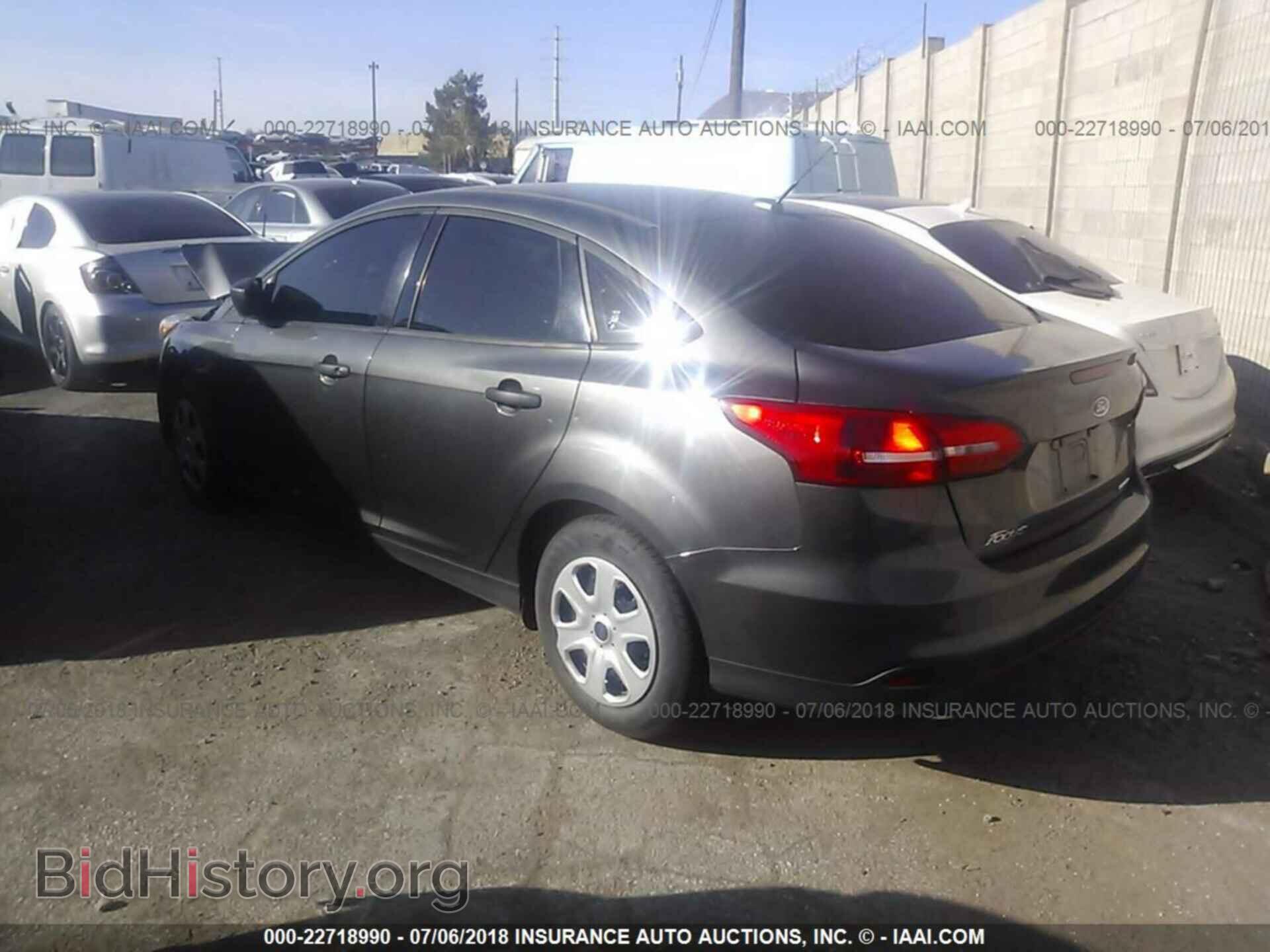 2016 Ford Focus - VIN: 1FADP3E23GL258522 - Photo 3