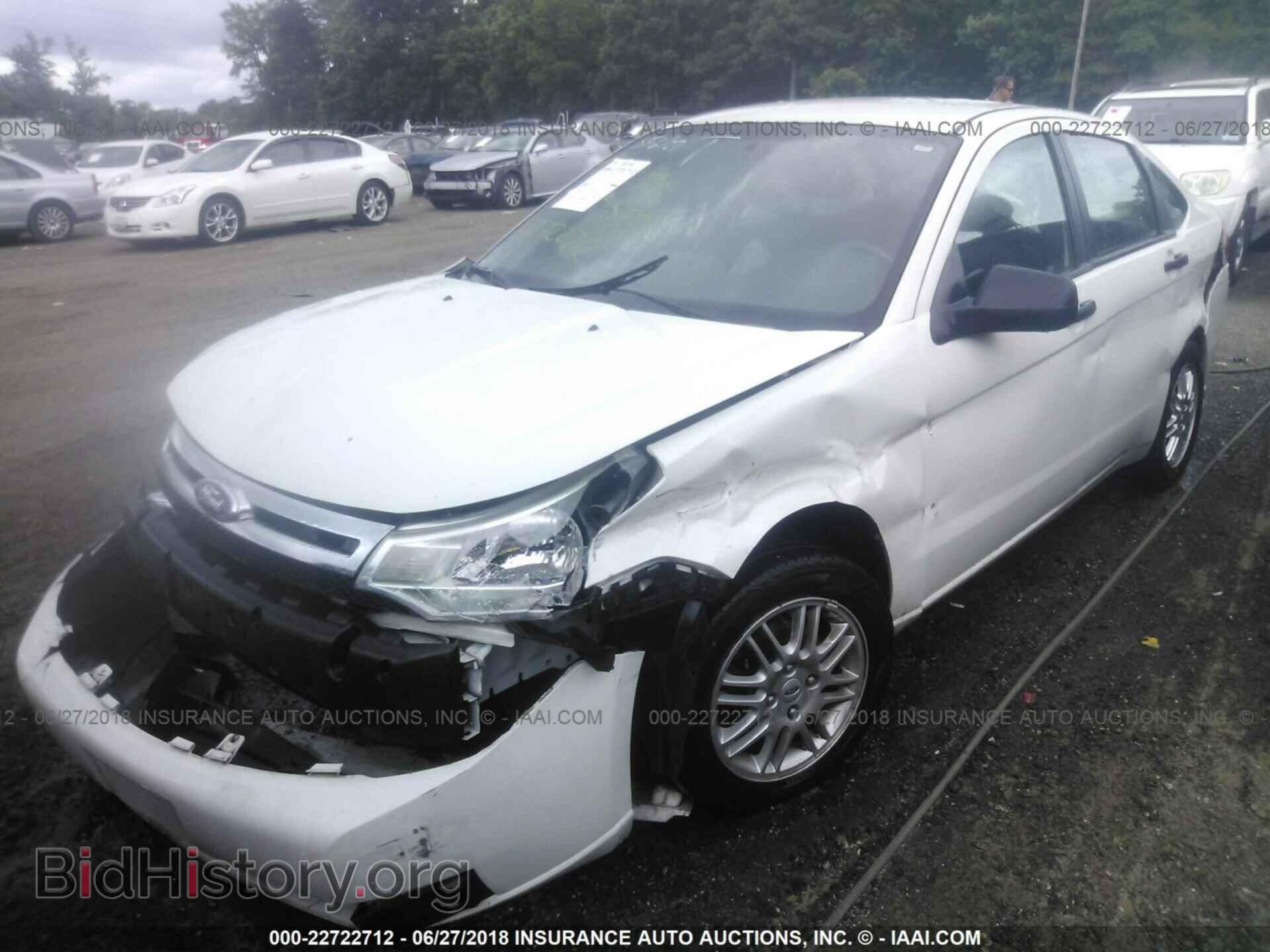 2011 Ford Focus - VIN: 1FAHP3FN2BW121038 - Фото 2