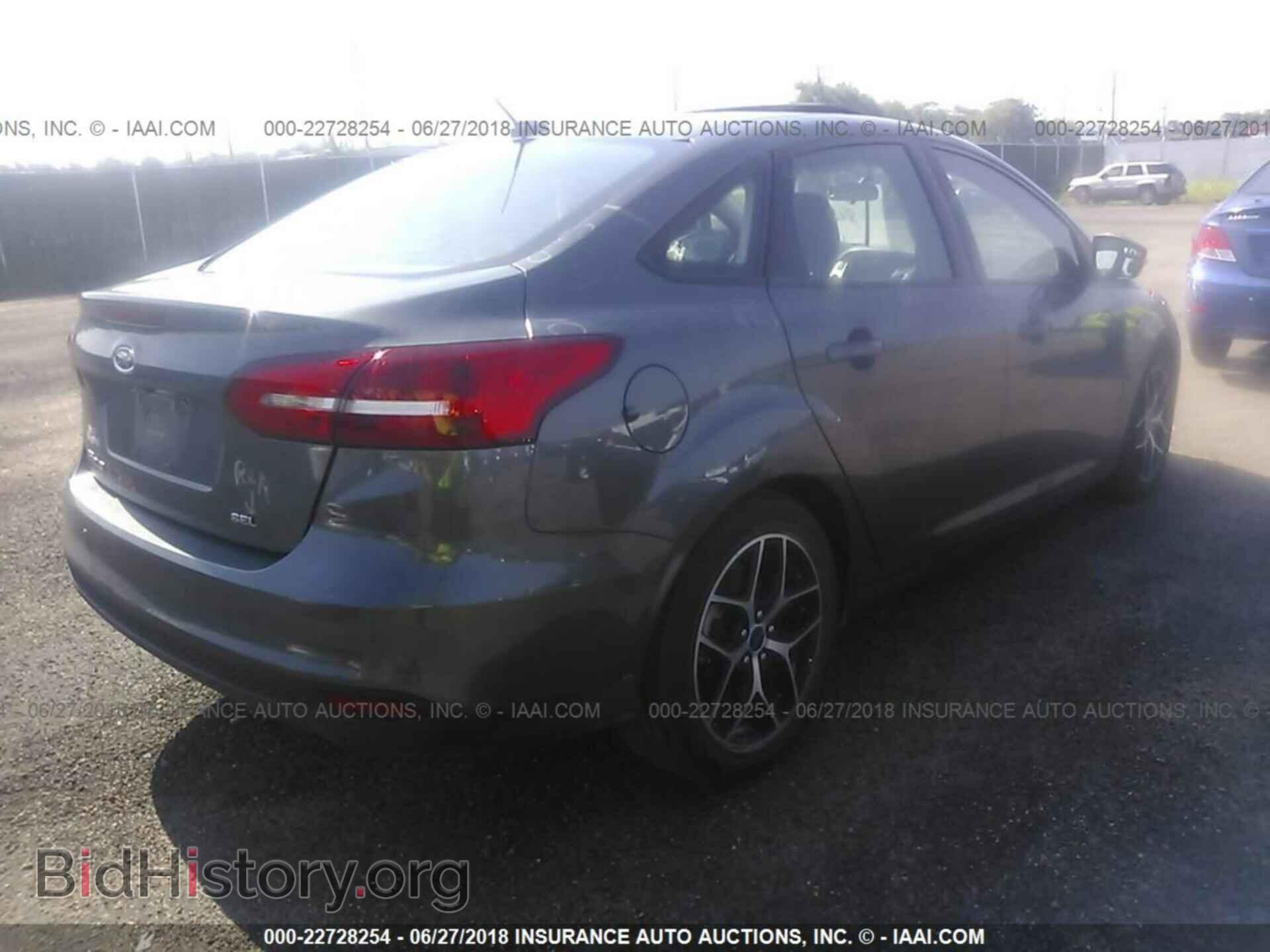 2017 Ford Focus - VIN: 1FADP3H25HL237328 - Photo 4