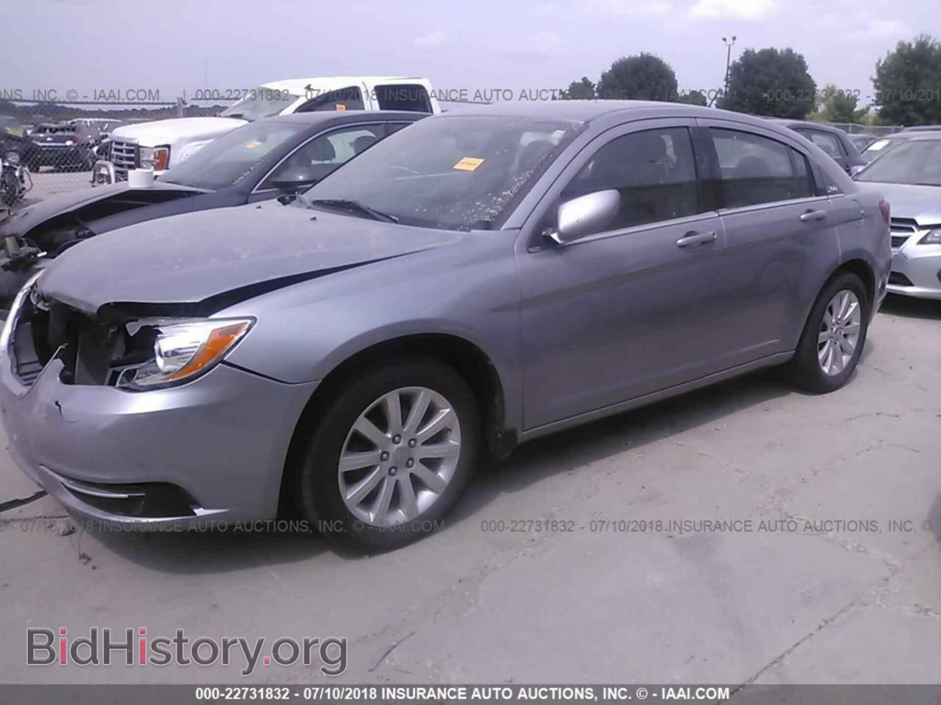 2013 Chrysler 200 - VIN: 1C3CCBBB5DN593429 - Фото 2