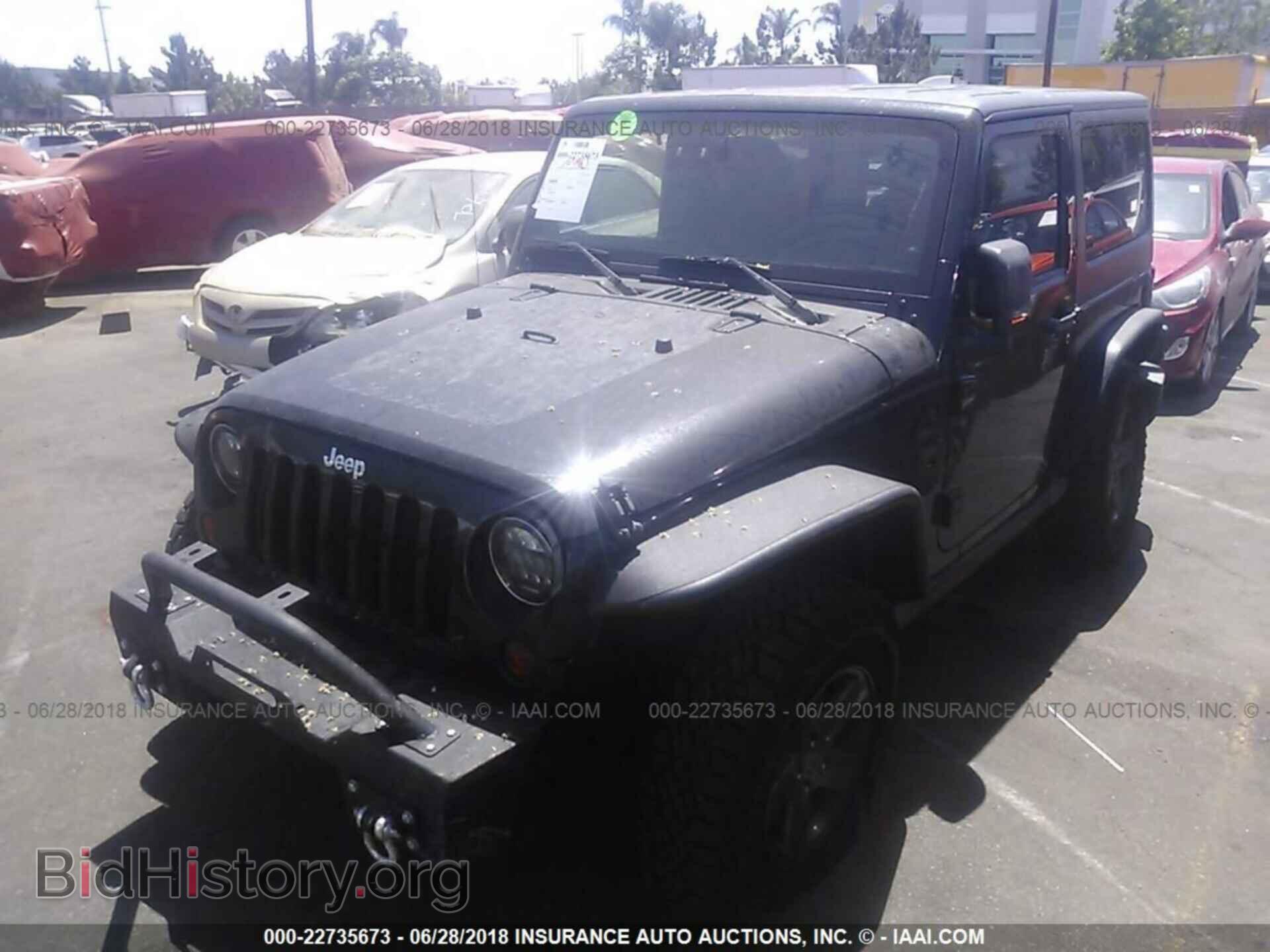 2011 Jeep Wrangler - VIN: 1J4HA6D13BL536393 - Фото 2