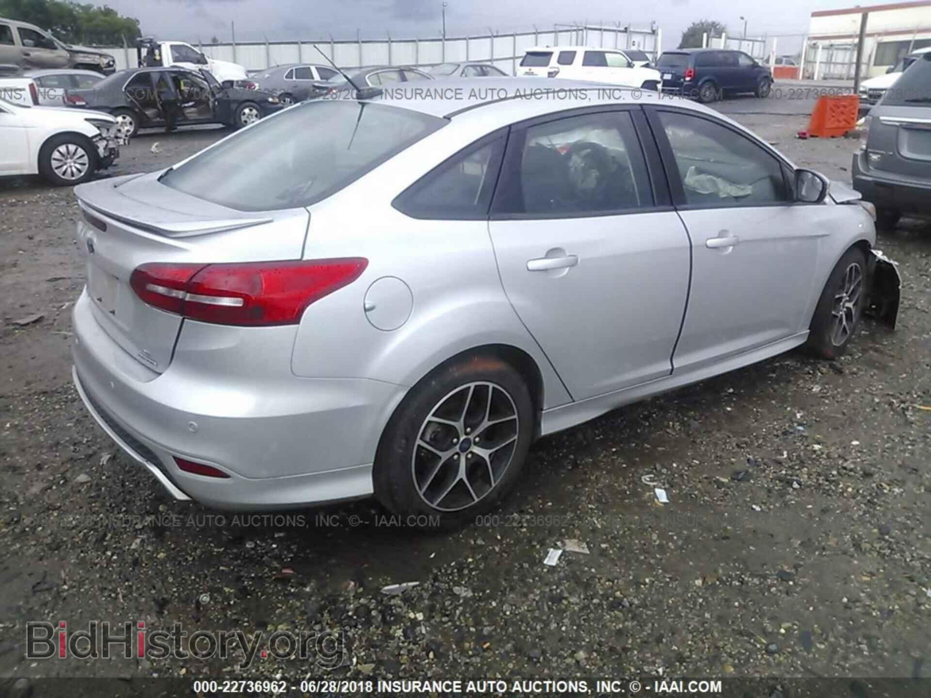 2016 Ford Focus - VIN: 1FADP3F29GL355528 - Photo 4