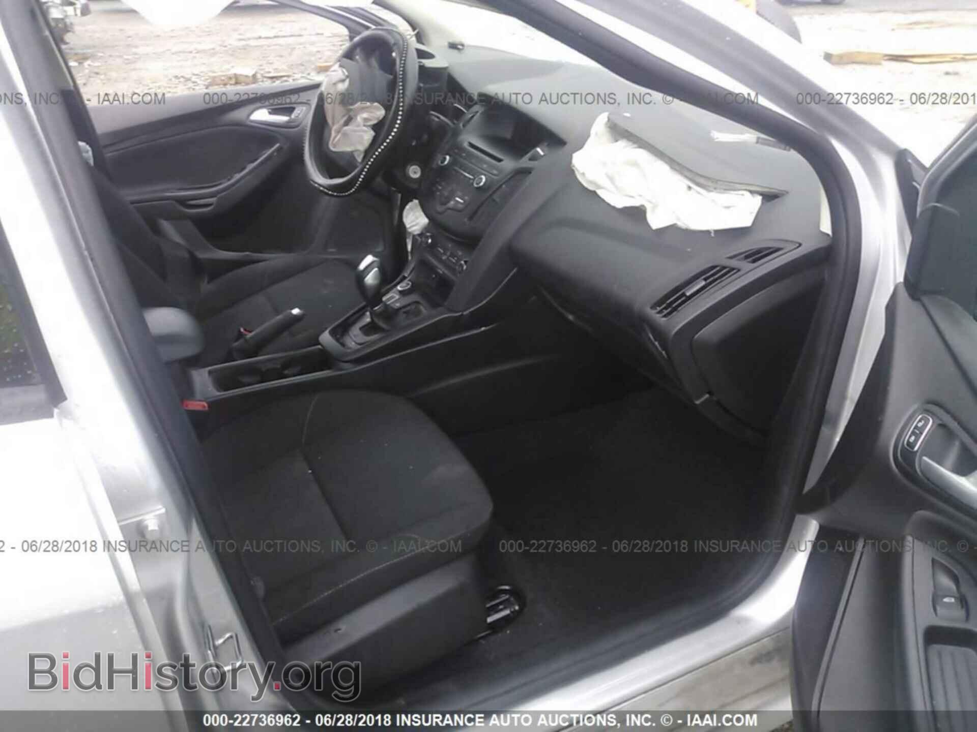 2016 Ford Focus - VIN: 1FADP3F29GL355528 - Photo 5