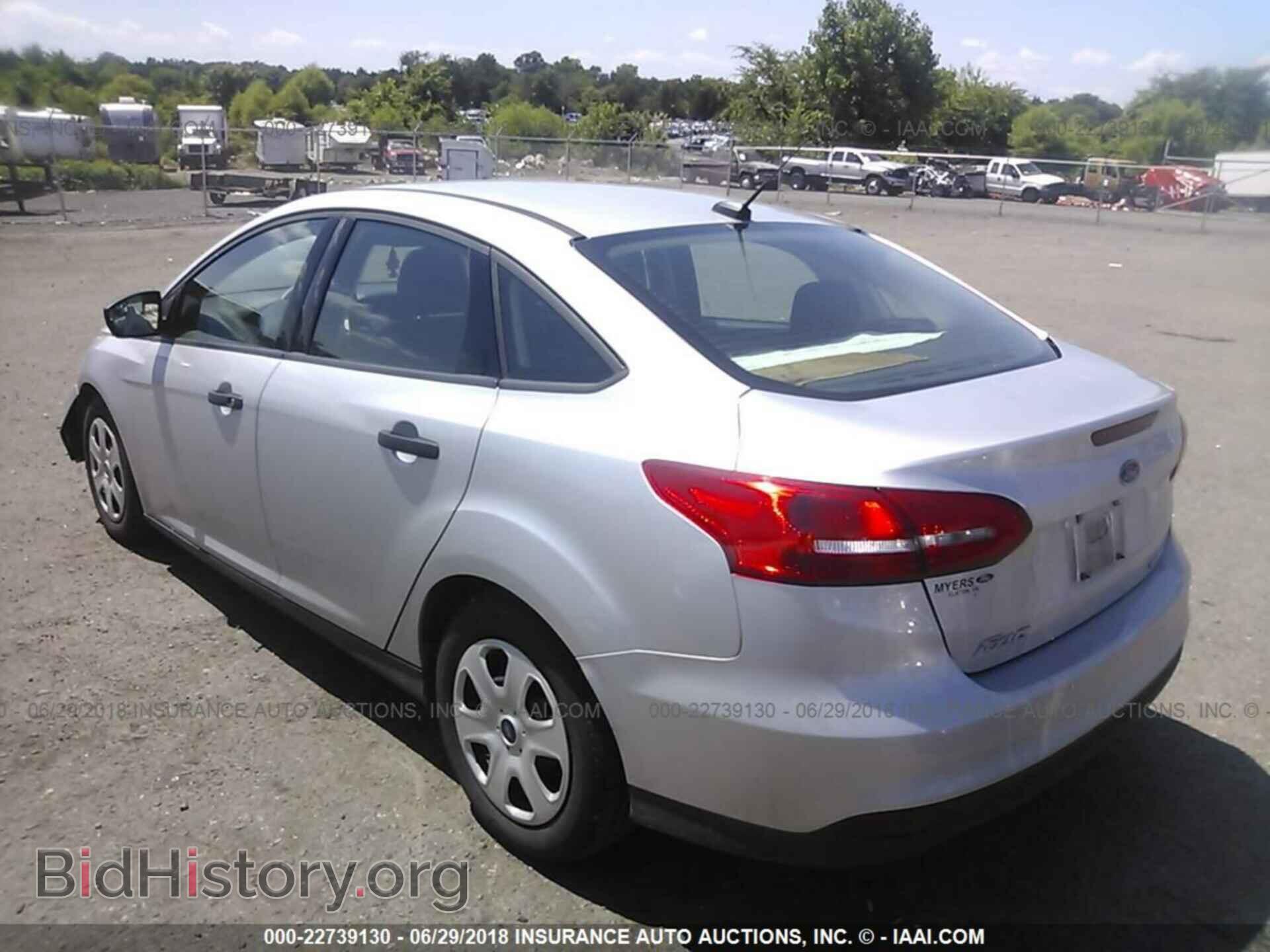 2016 Ford Focus - VIN: 1FADP3E21GL207620 - Photo 3