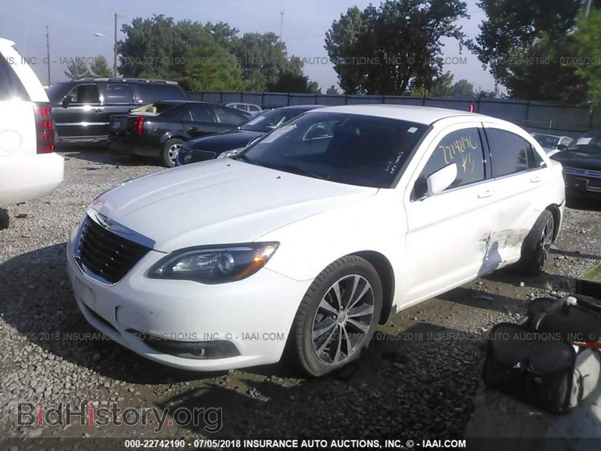 2013 Chrysler 200 - VIN: 1C3CCBBG3DN755232 - Фото 2
