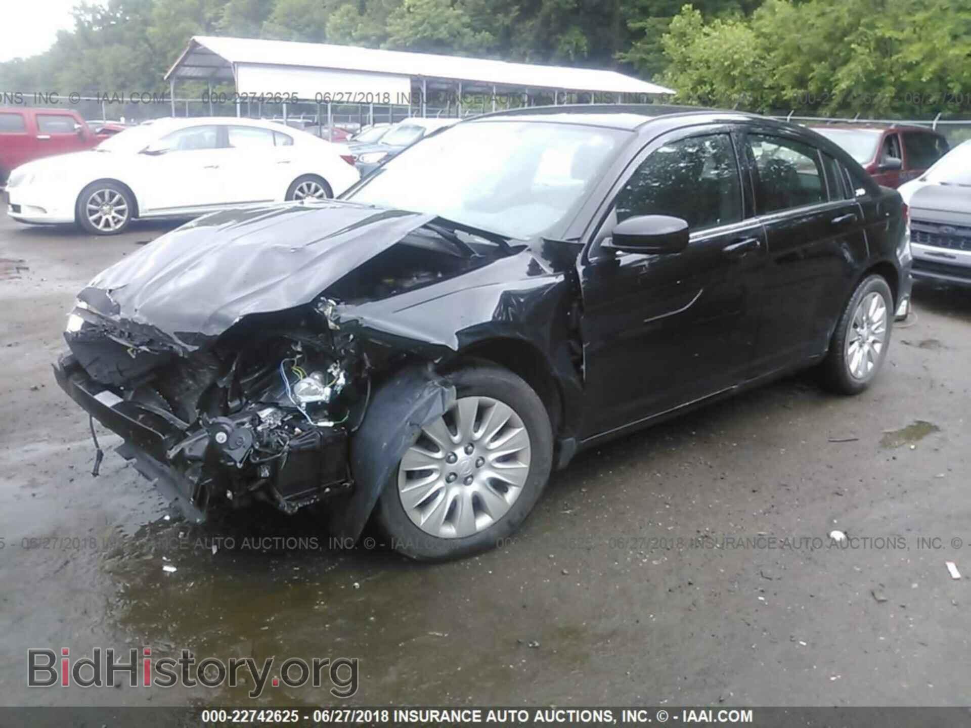 2014 Chrysler 200 - VIN: 1C3CCBABXEN213973 - Photo 2