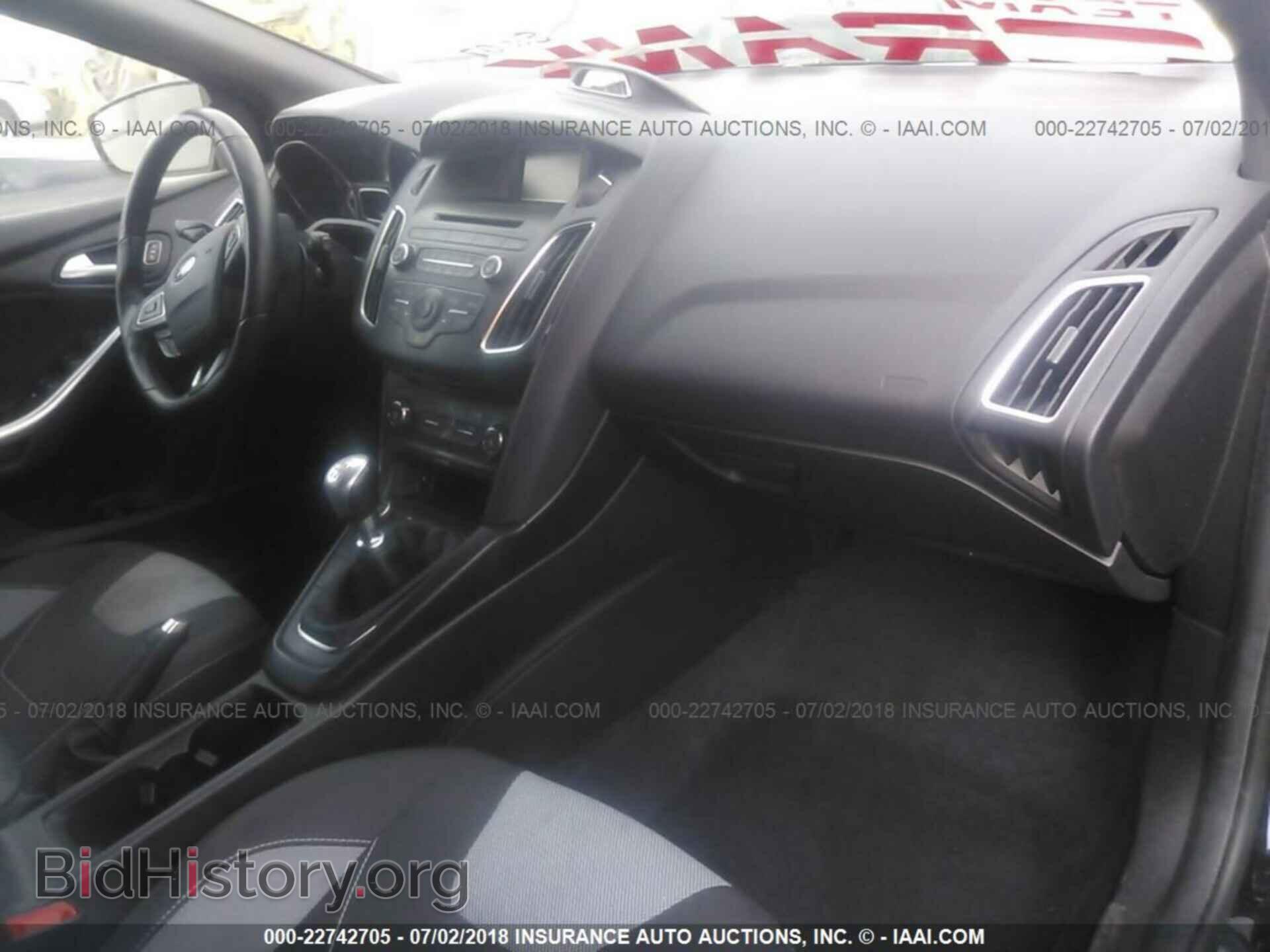 2017 Ford Focus - VIN: 1FADP3L95HL219724 - Photo 5