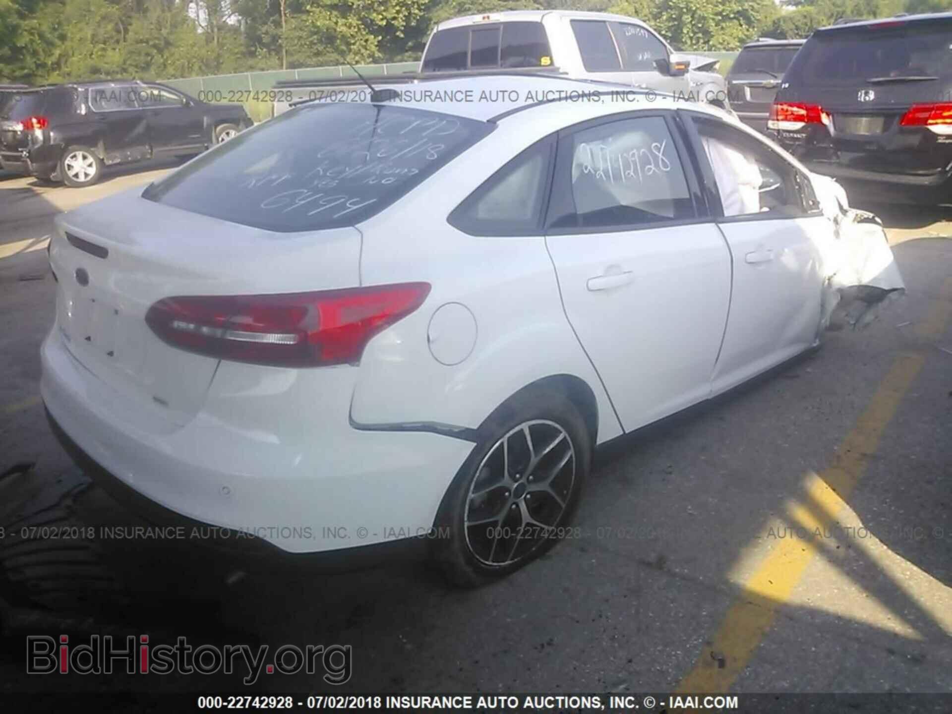 2017 Ford Focus - VIN: 1FADP3H26HL306494 - Photo 4