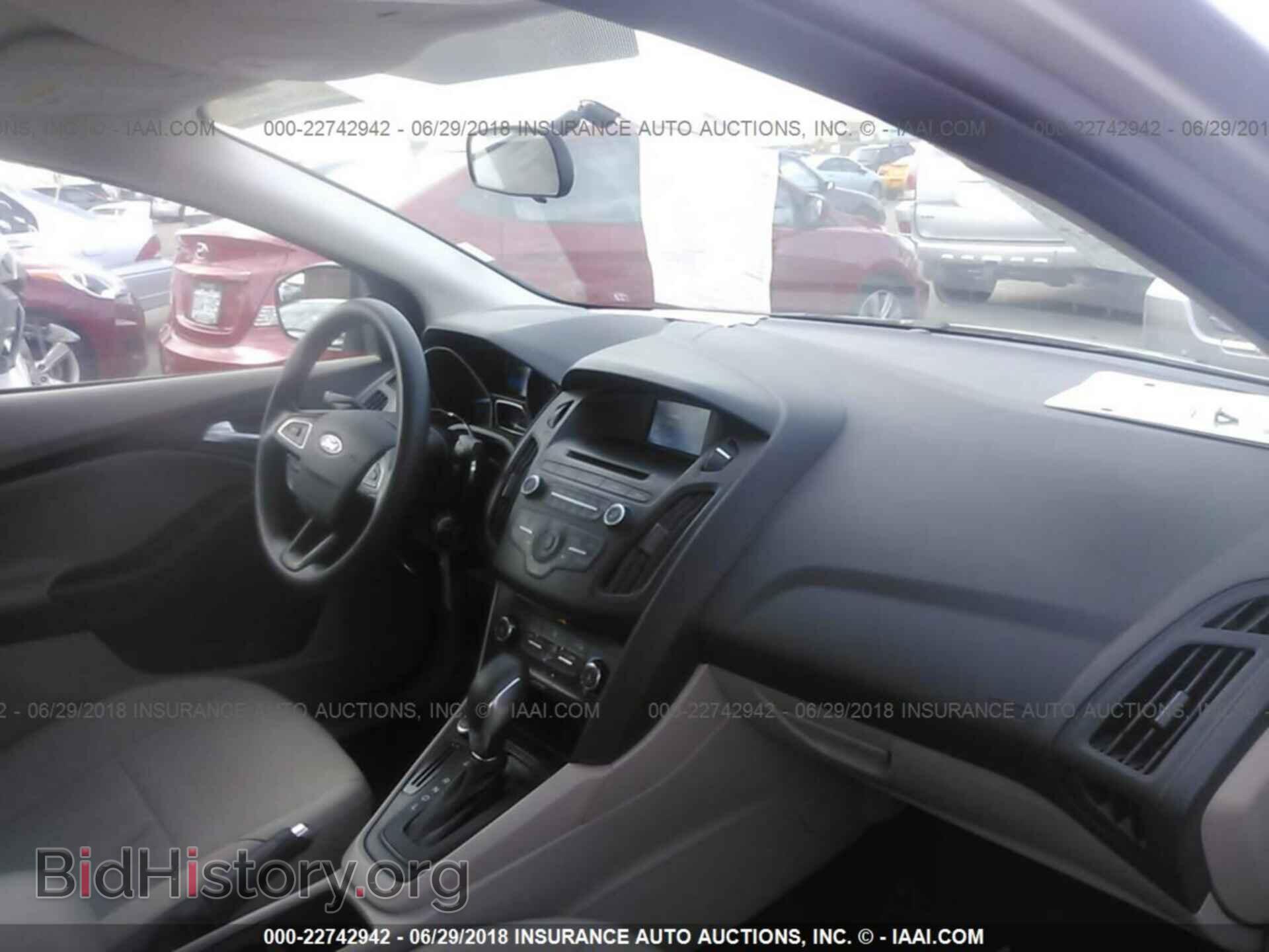 2017 Ford Focus - VIN: 1FADP3F22HL267552 - Photo 5
