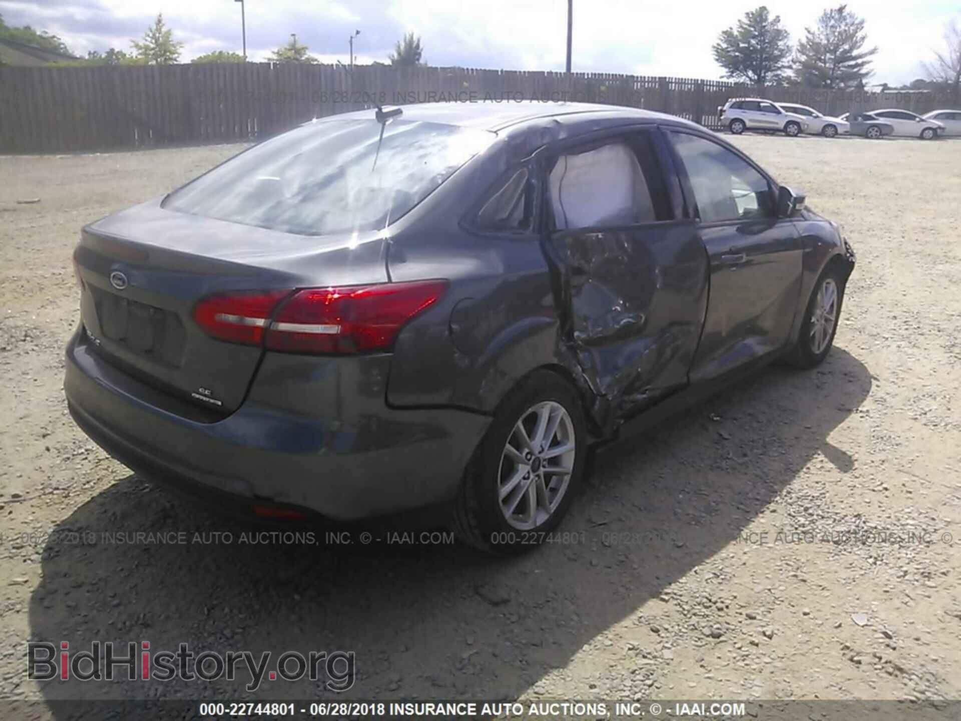 2016 Ford Focus - VIN: 1FADP3F26GL352618 - Photo 4
