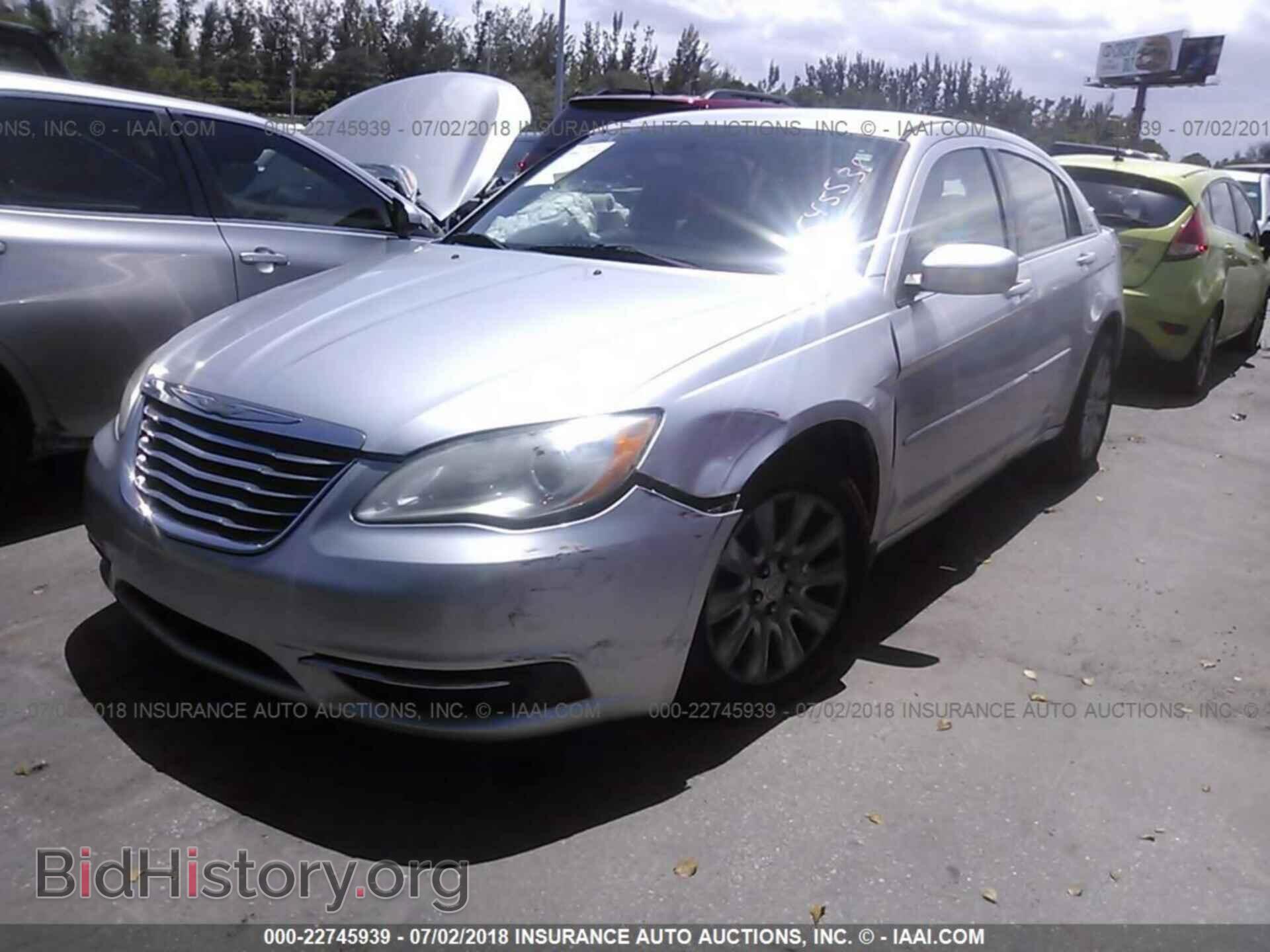 2011 Chrysler 200 - VIN: 1C3BC4FB3BN545538 - Photo 2