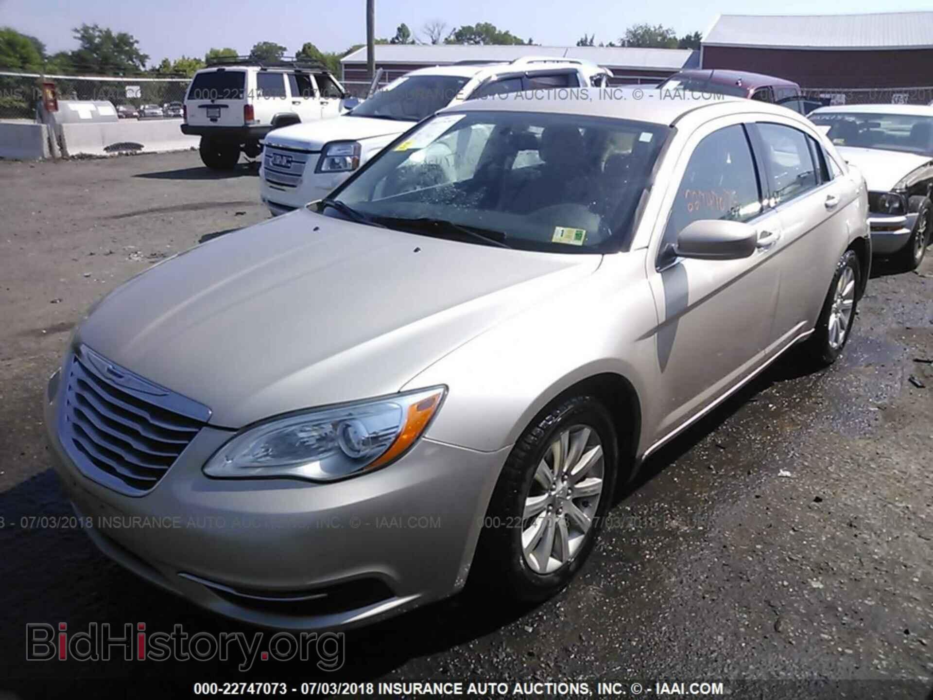 2014 Chrysler 200 - VIN: 1C3CCBBB5EN176894 - Photo 2